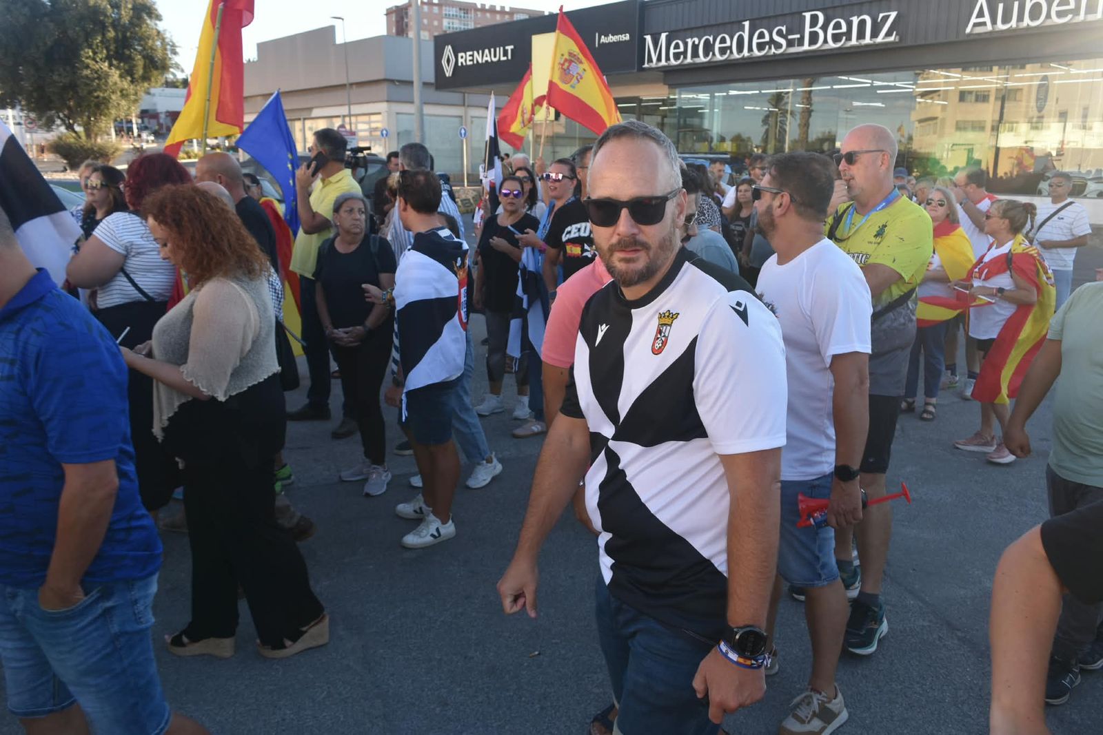Los trabajadores del Puerto de Ceuta muestran su rechazo al asentamiento migrante