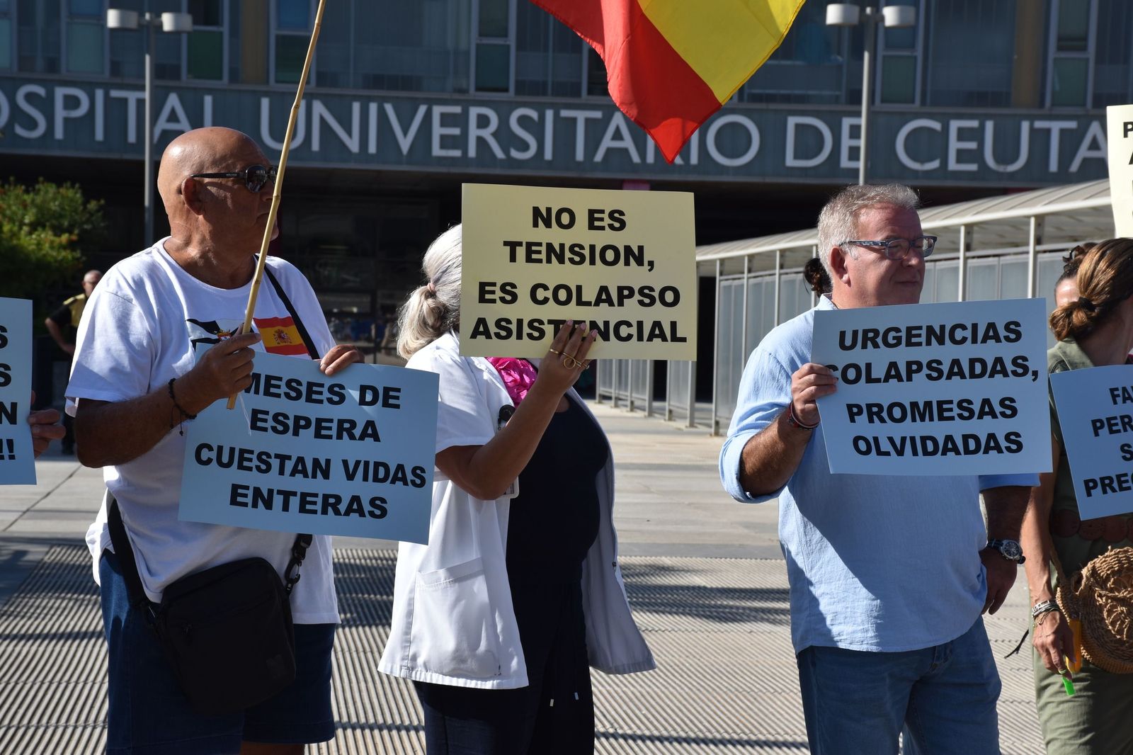 Concentración convocada por CEMSATSE a las puertas del HUCE por el "colapso" tras la entrada masiva