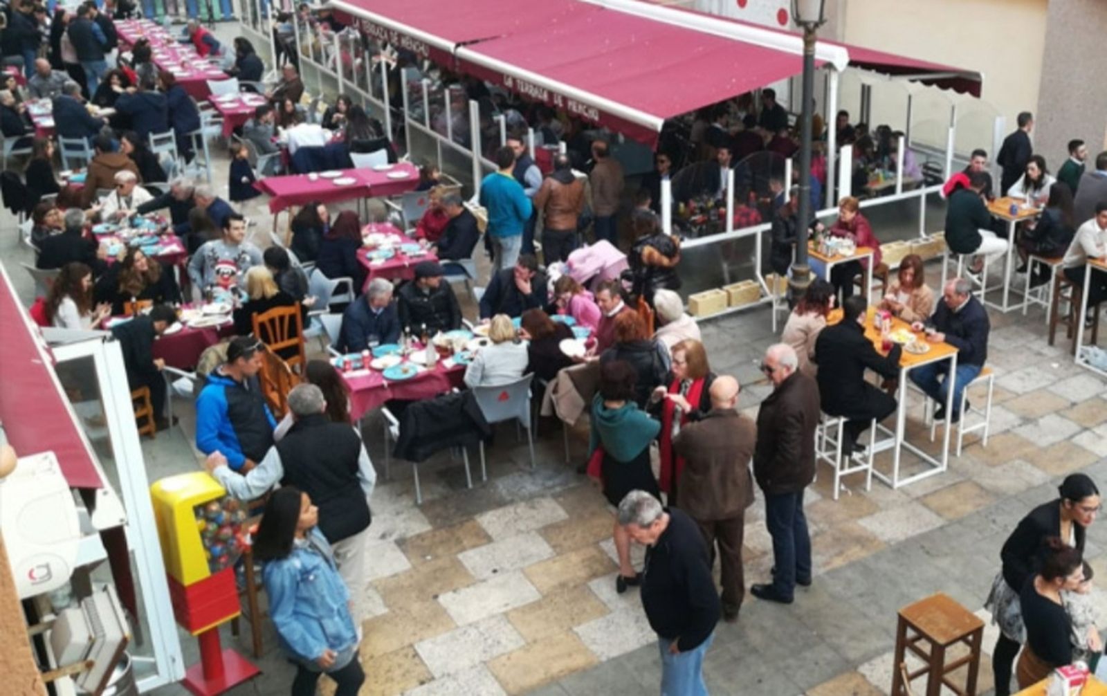 Multitud disfrutando de un almuerzo en una de las terrazas de Ceuta