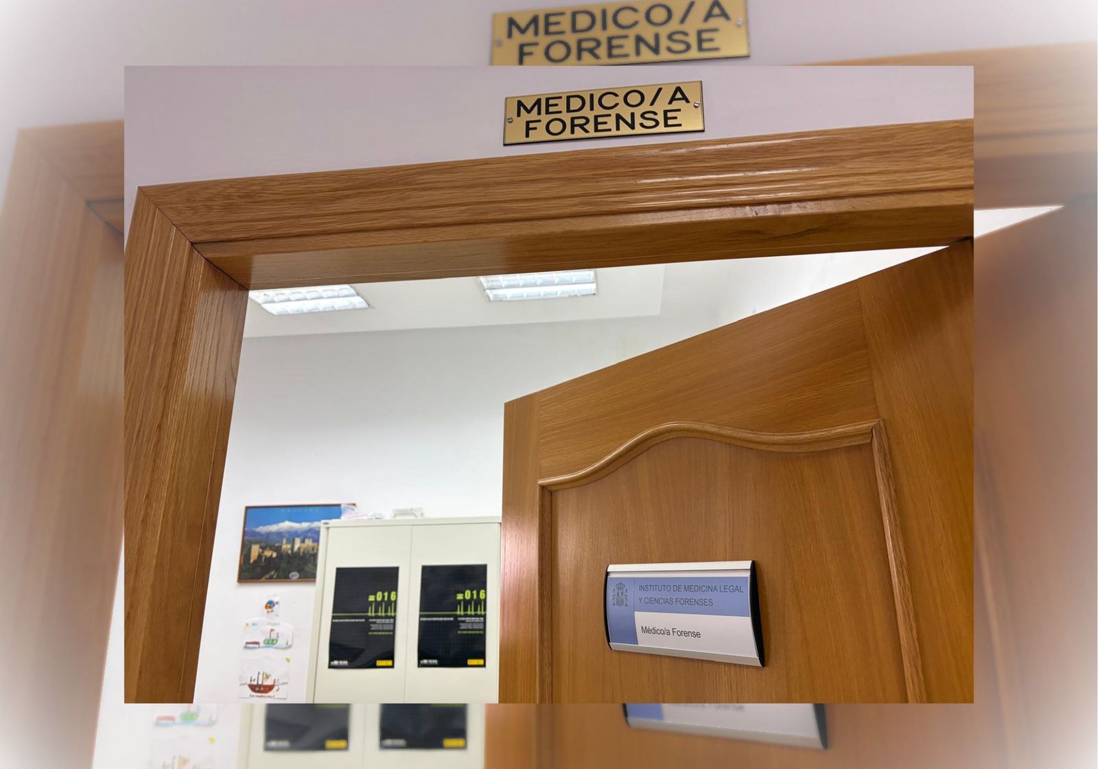 Puerta de la oficina del IMLCF de Ceuta, en el Palacio de Justicia.