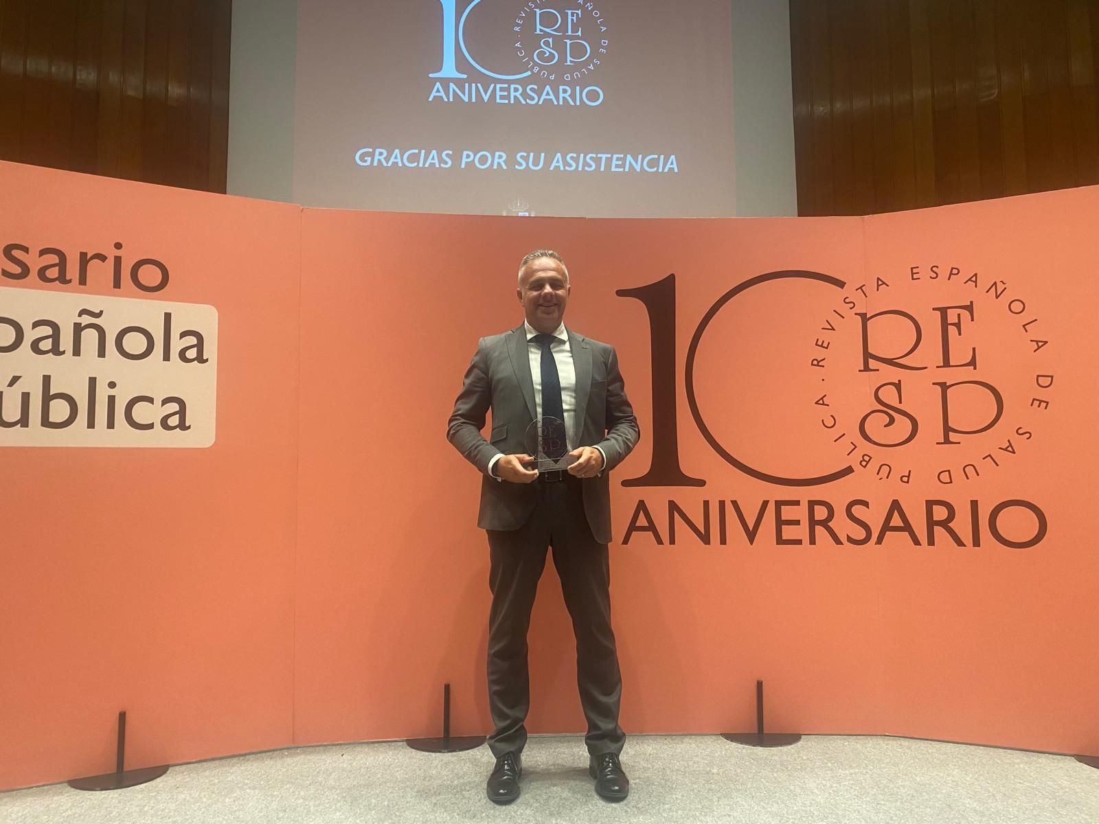 El decano accidental de la Facultad de Ciencias de la Salud de Ceuta y profesor del Campus universitario, Luciano Rodríguez, recogiendo el premio de la Revista Española de Salud Pública