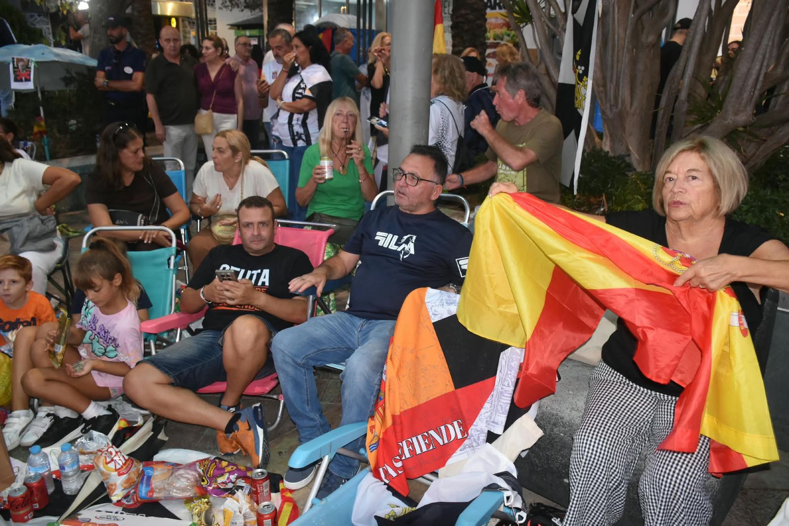 La Plaza de los Reyes se convierte en un gran salón para arropar a Vivas