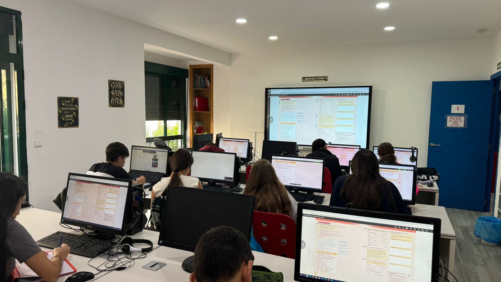 Clase de First Academy, ubicada en el Paseo del Revellín.