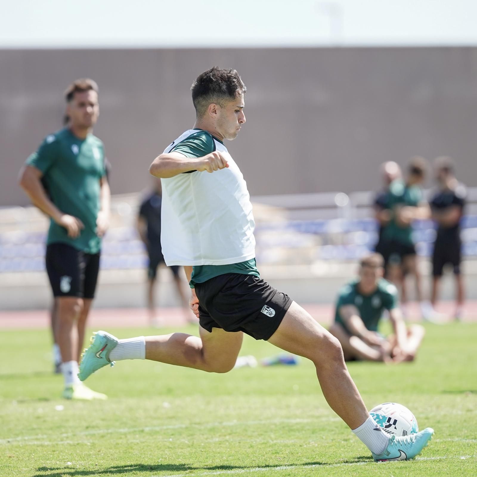 Tras llegar al filial caballa a inicios de temporada, el jugador se ha ganado la confianza del técnico gracias a su constancia, sacrificio y personalidad con balón