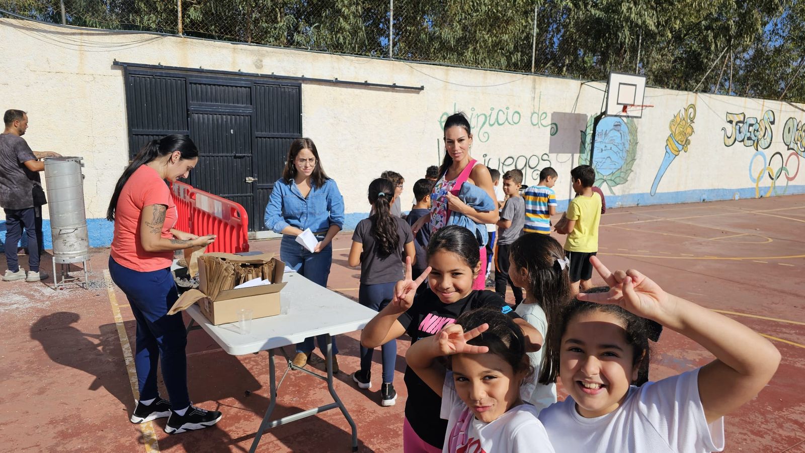 FOTOGALERÍA | El Castañero visita el CEIP Reina Sofía para mantener la tradición en vísperas de La Mochila FOTOGALERÍA | El Castañero visita el CEIP Reina Sofía para mantener la tradición en vísperas de La Mochila
