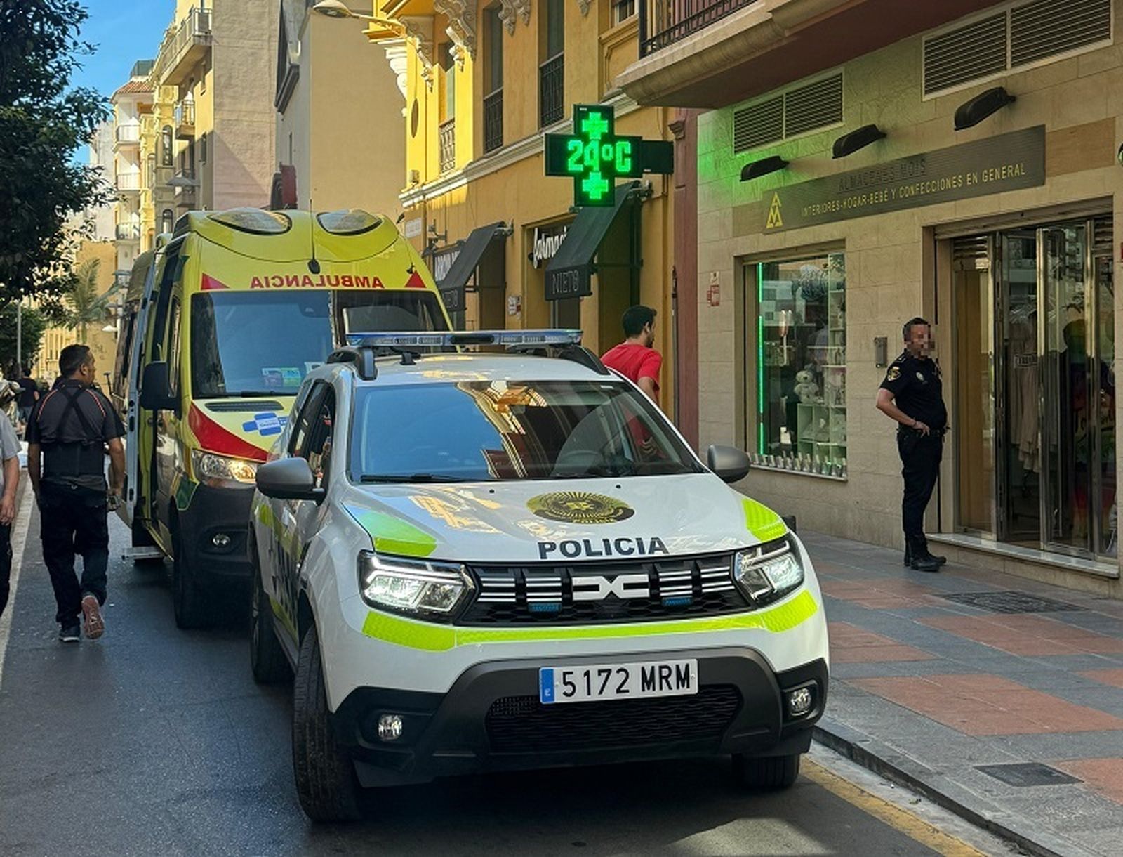 La Policía Local y la ambulancia desplazadas hasta el comercio donde ha sucedido el accidente. / FOTO EL PUEBLO