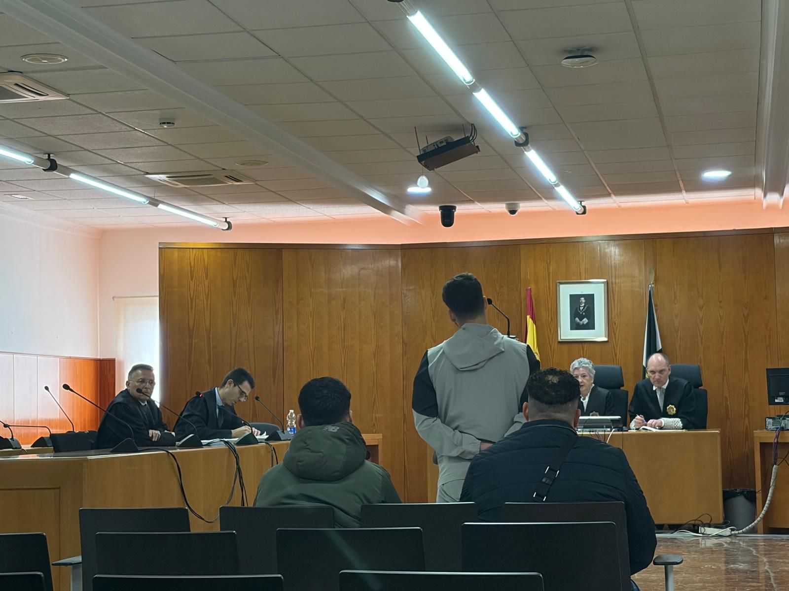 Uno de los acusados reconoce su participación en el delito mientras que los otros dos esperan sentados en el banquillo.