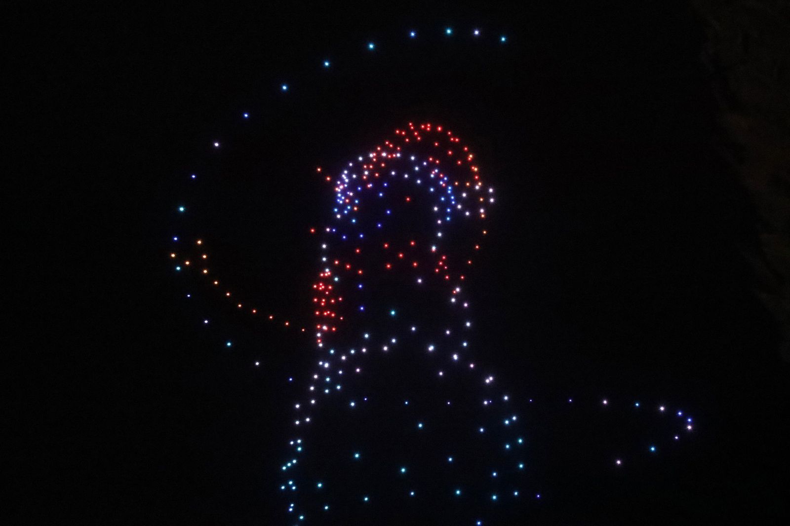 El cielo de Ceuta se ilumina con drones para dar la bienvenida a 2026 en un estreno multitudinario