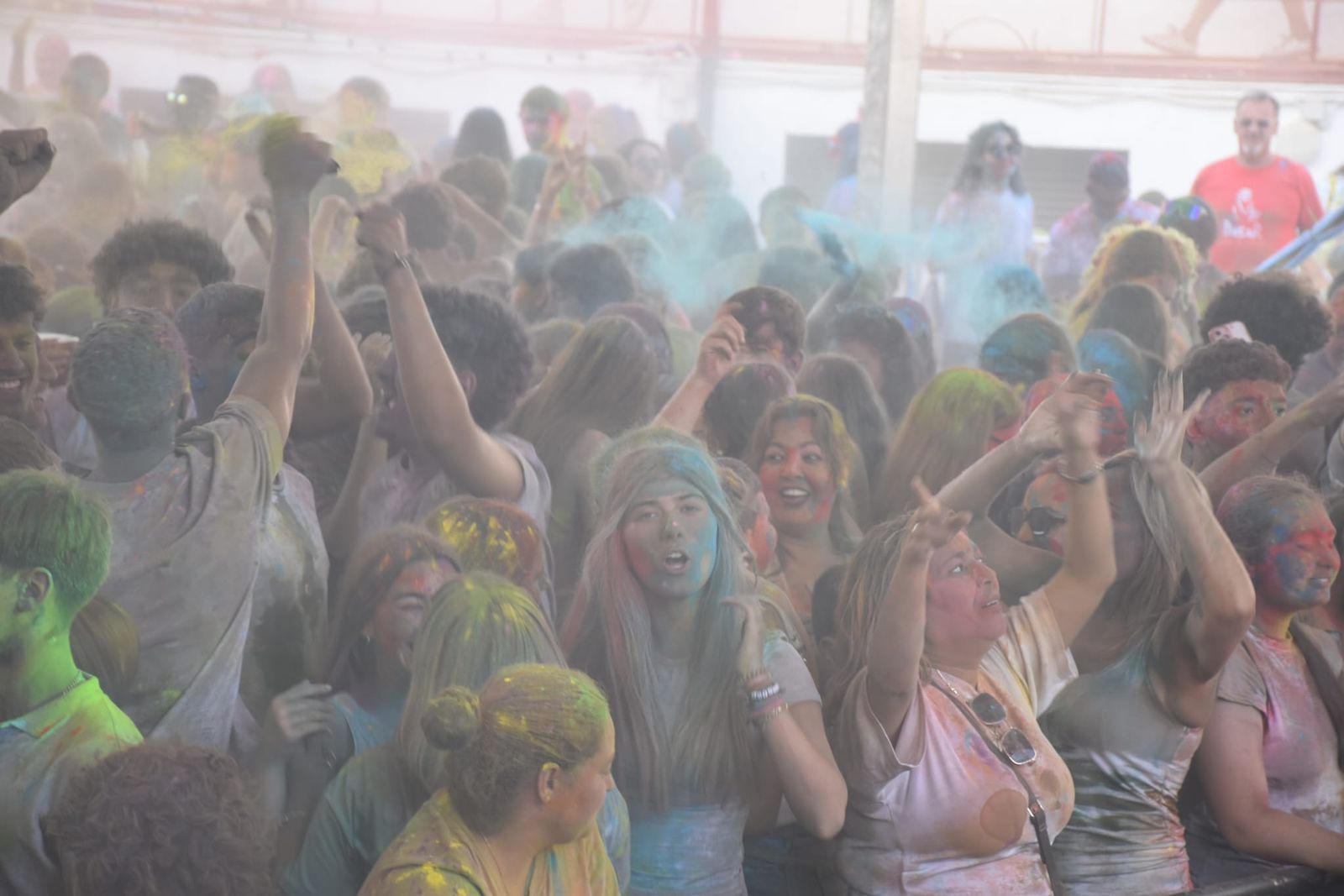El Holi vuelve a teñir Ceuta de color por la solidaridad y el amor