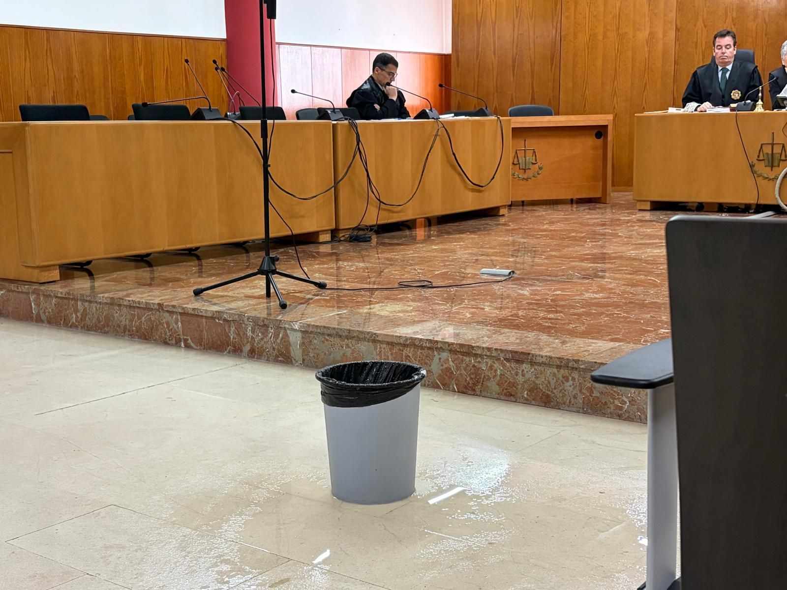 Fotografía de un juicio este miércoles en el tuvo que cambiarse el lugar en el que declaraban los testigos y los acusados.