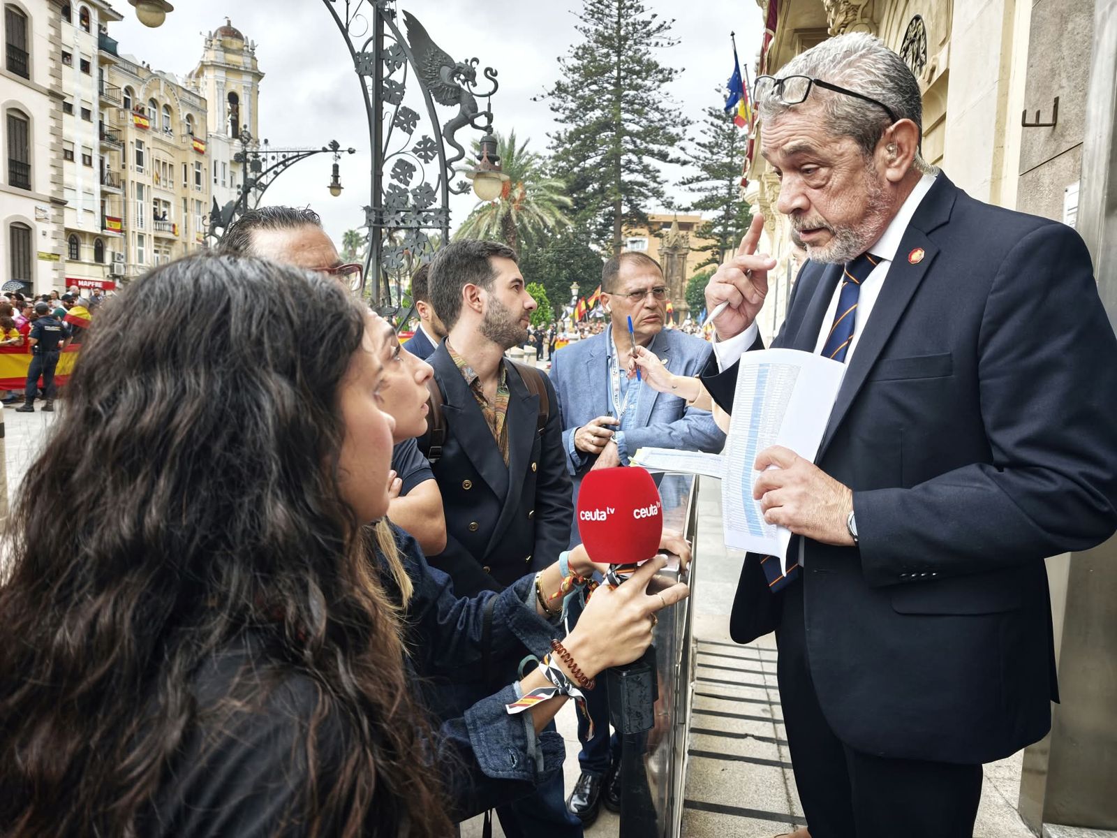 Los Reyes muestran su cercanía a los ceutíes nada más llegar a la ciudad