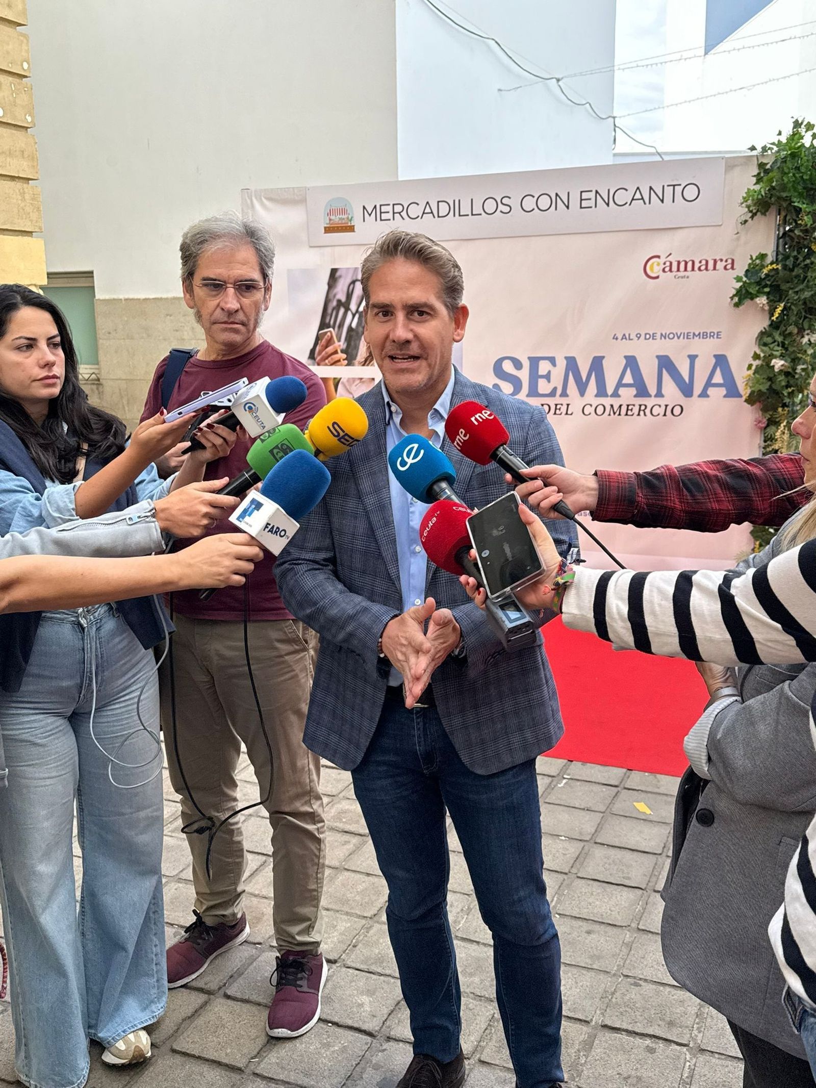 Karim Bulaix inaugura el mercadillo.