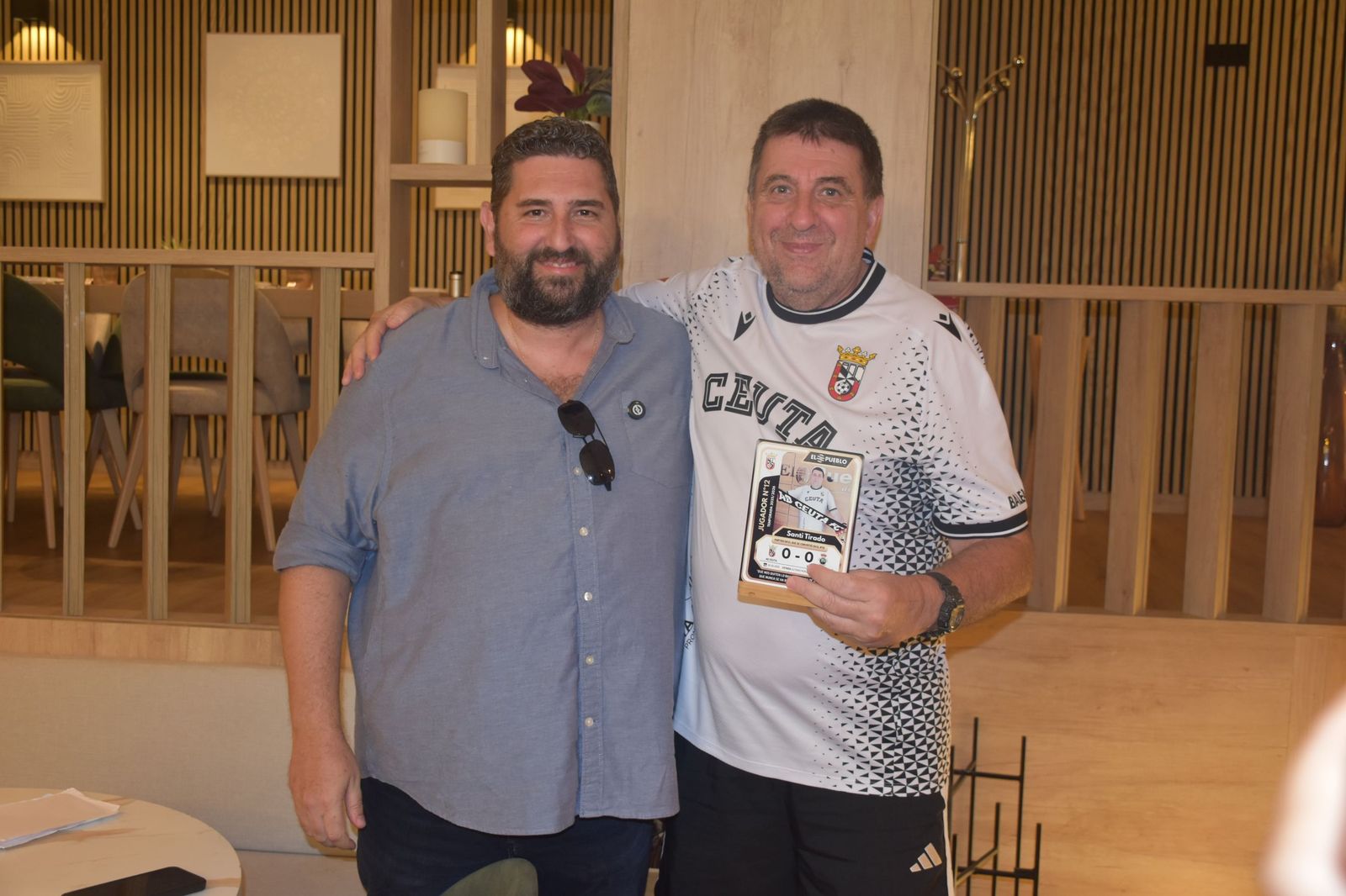 El Pueblo de Ceuta reúne a sus ‘Jugadores nº12’ y convierte su pasión por el Ceuta en cromos