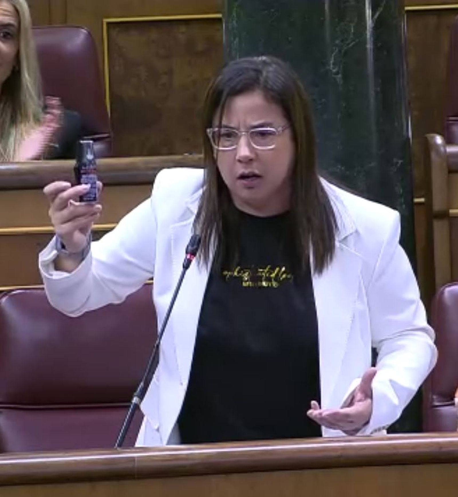 La diputada del PP mostrando el bote de gas pimienta