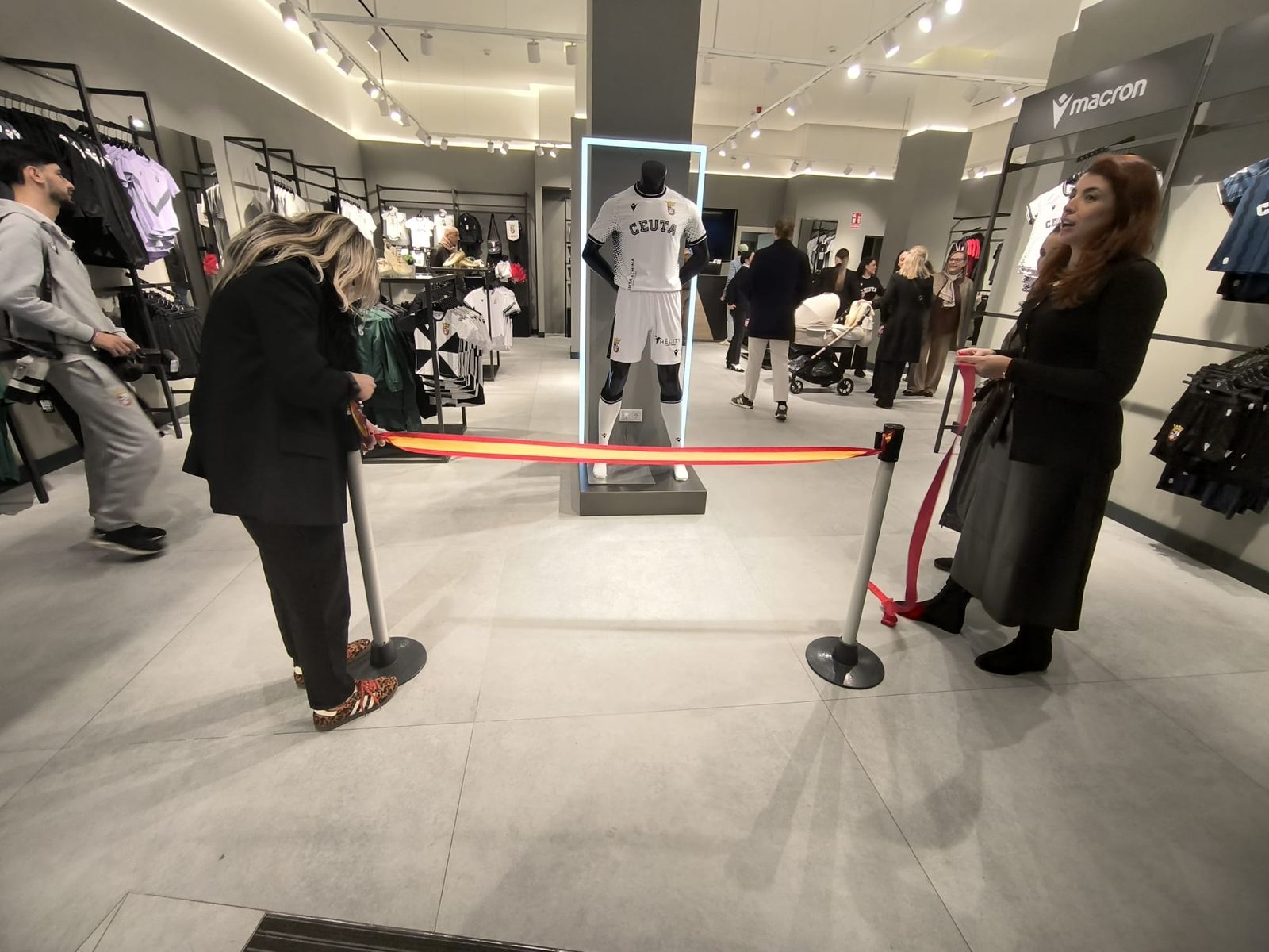 La AD Ceuta inaugura su nueva tienda con la presencia de Vivas y Luhay