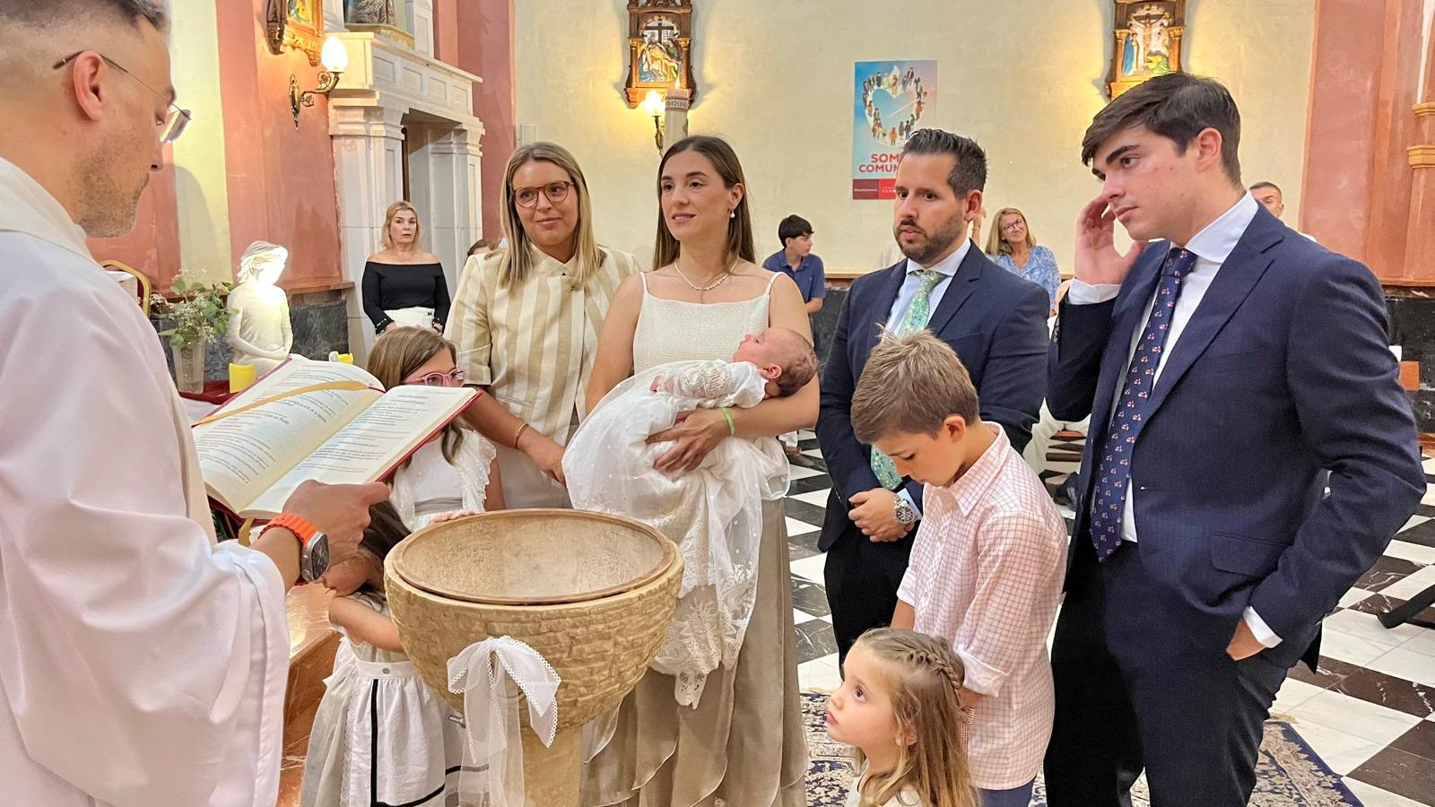 Gonzalo recibió el Sacramento del Bautismo en Los Remedios rodeado de sus familiares