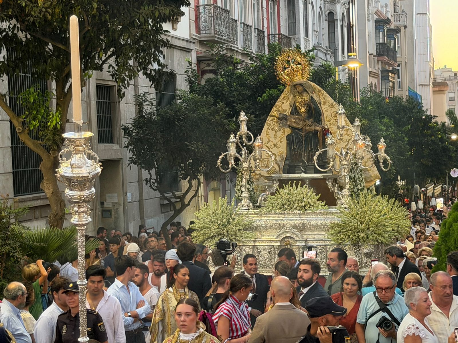 La Virgen de África emociona a Ceuta en una procesión para la historia