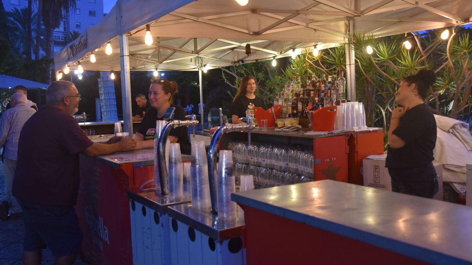 Barra para bebidas del  'Food Truck Festival. Sabores del mundo sobre ruedas’ en el Parque Marítimo
