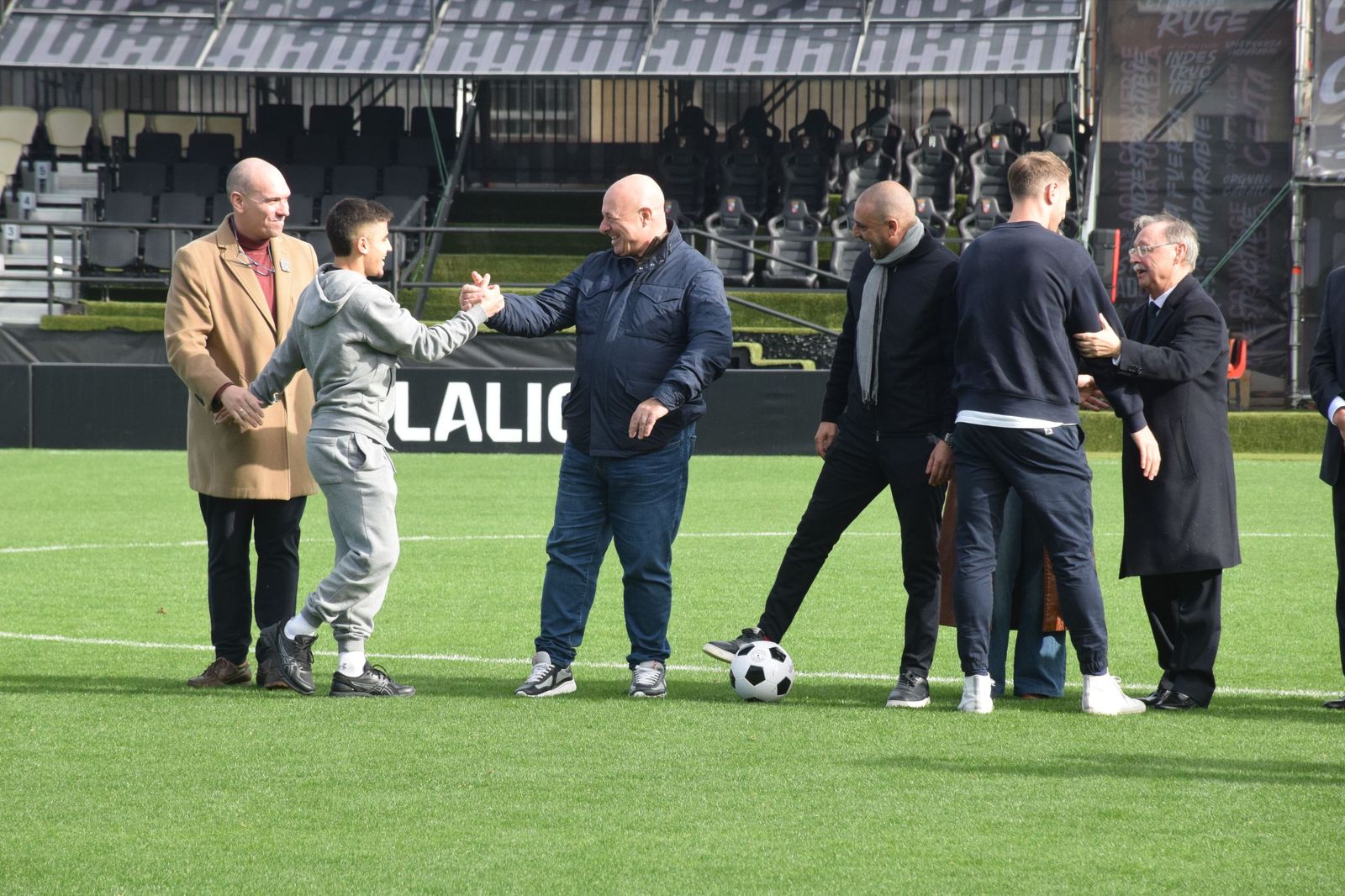 Los Reyes Magos aterrizan en el Alfonso Murube horas antes de la cabalgata