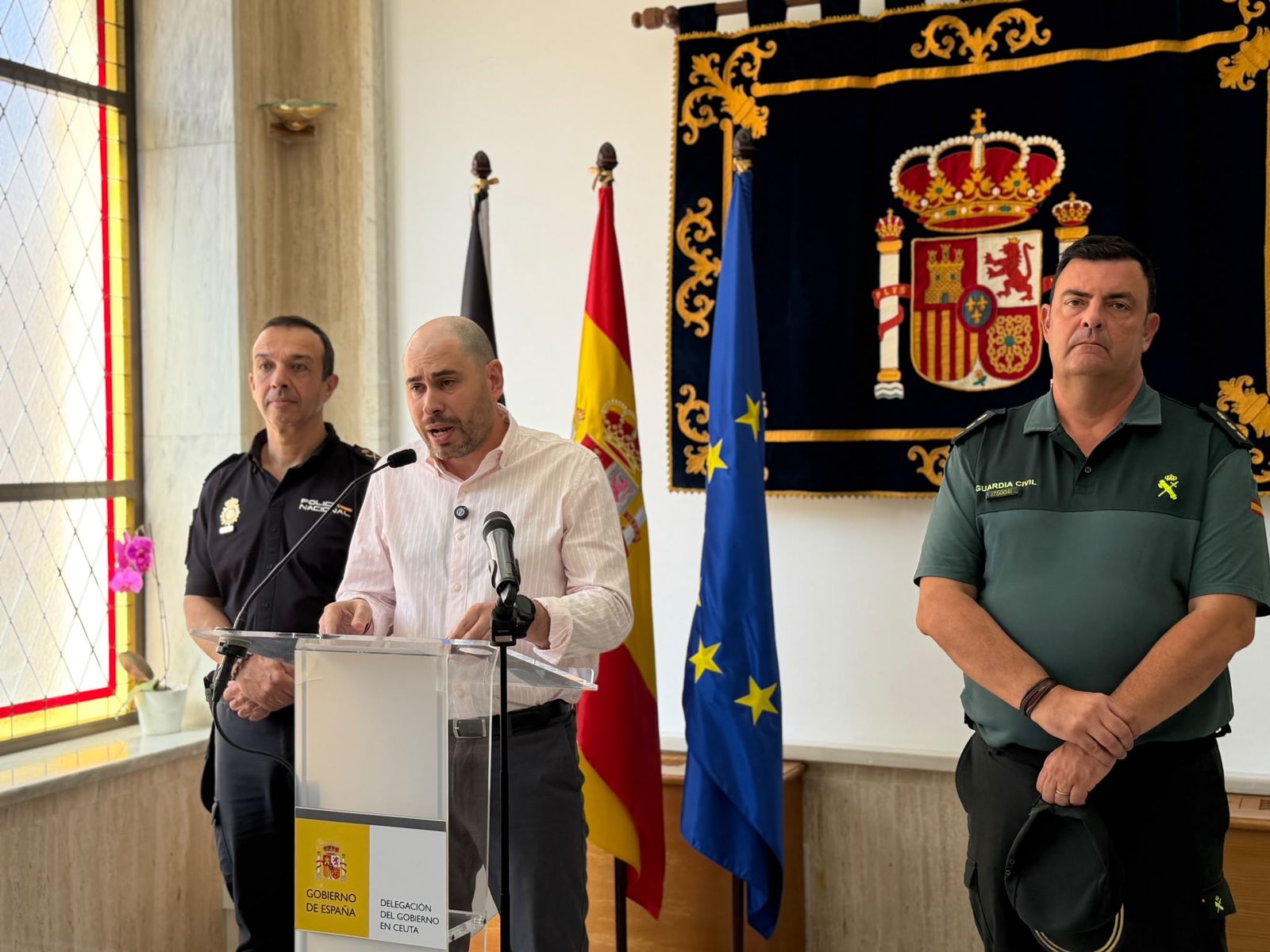 El delegado del Gobierno en Ceuta, Miguel Ángel Pérez Triano, ha comparecido este domingo tras mantener una reunión con los responsables de las Fuerzas y Cuerpos de Seguridad del Estado para analizar la evolución de la crisis migratoria que atraviesa la ciudad desde el pasado jueves
