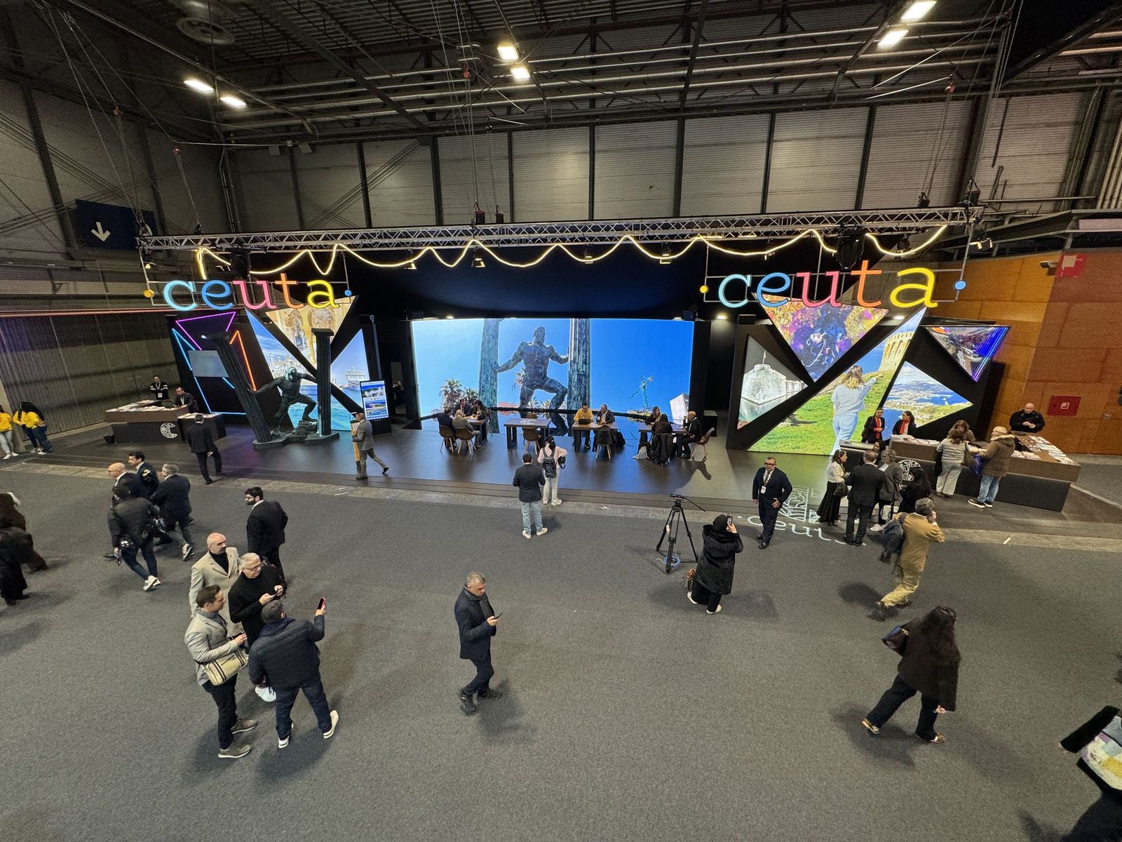 Ceuta inicia su participación en FITUR asistiendo al homenaje a las víctimas de Adamuz en el stand de Andalucía