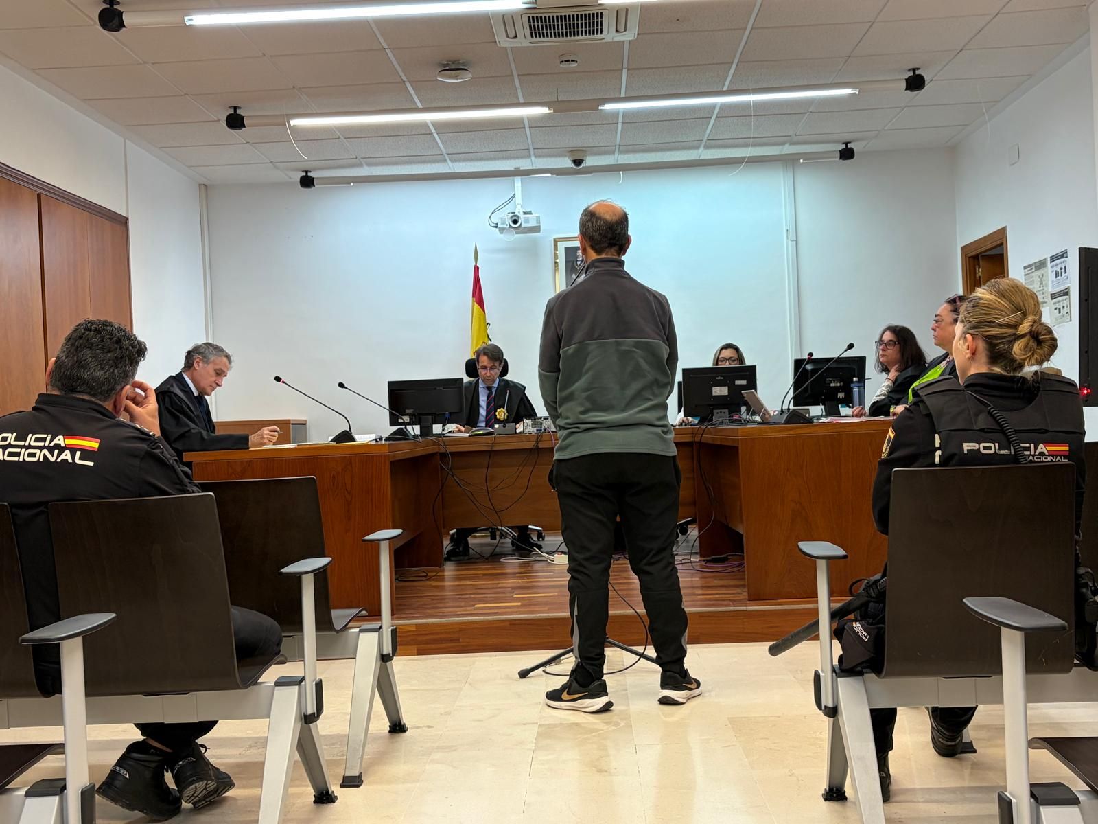 El acusado frente al tribunal este lunes en los juzgados del Ceuta Center