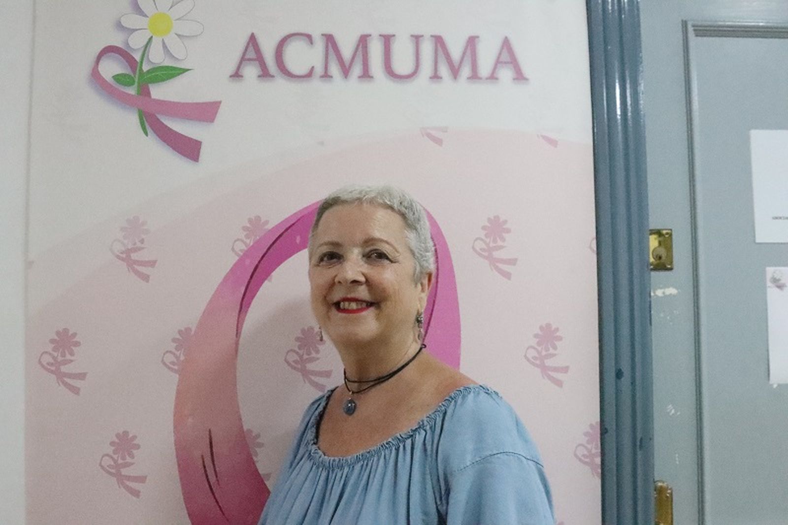 Cristina Querol posa a las puertas de la sede de ACMUMA