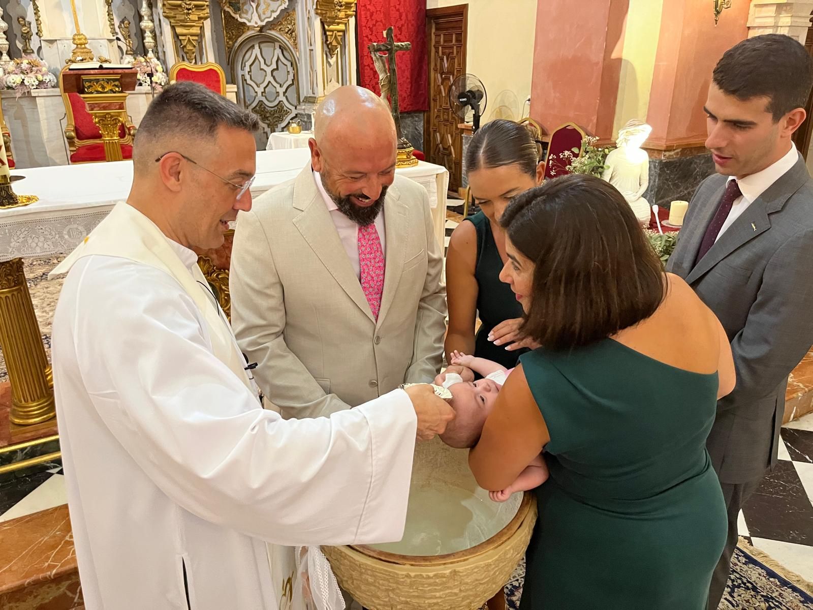 María recibe el Sacramento del bautismo