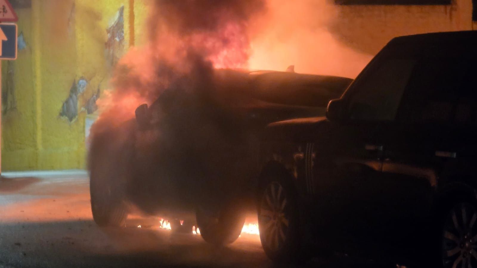 El vehículo fue calcinado junto a la guardería El Cornetín