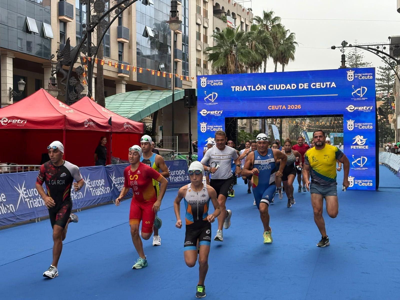 Los aficionados al triatlón en Ceuta se reúnen para participar en el Acuatlón Popular 'Juan Mur' y en la Phoenix Kids Triathlon