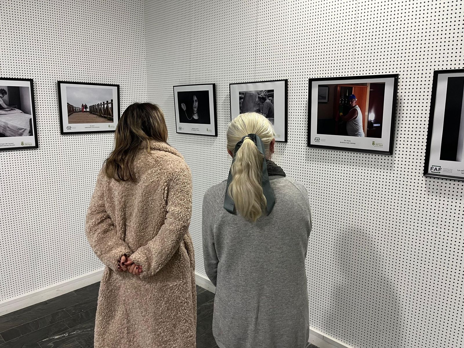 Inauguración de la exposición 'Gafas de color violeta' de la asociación Miradas