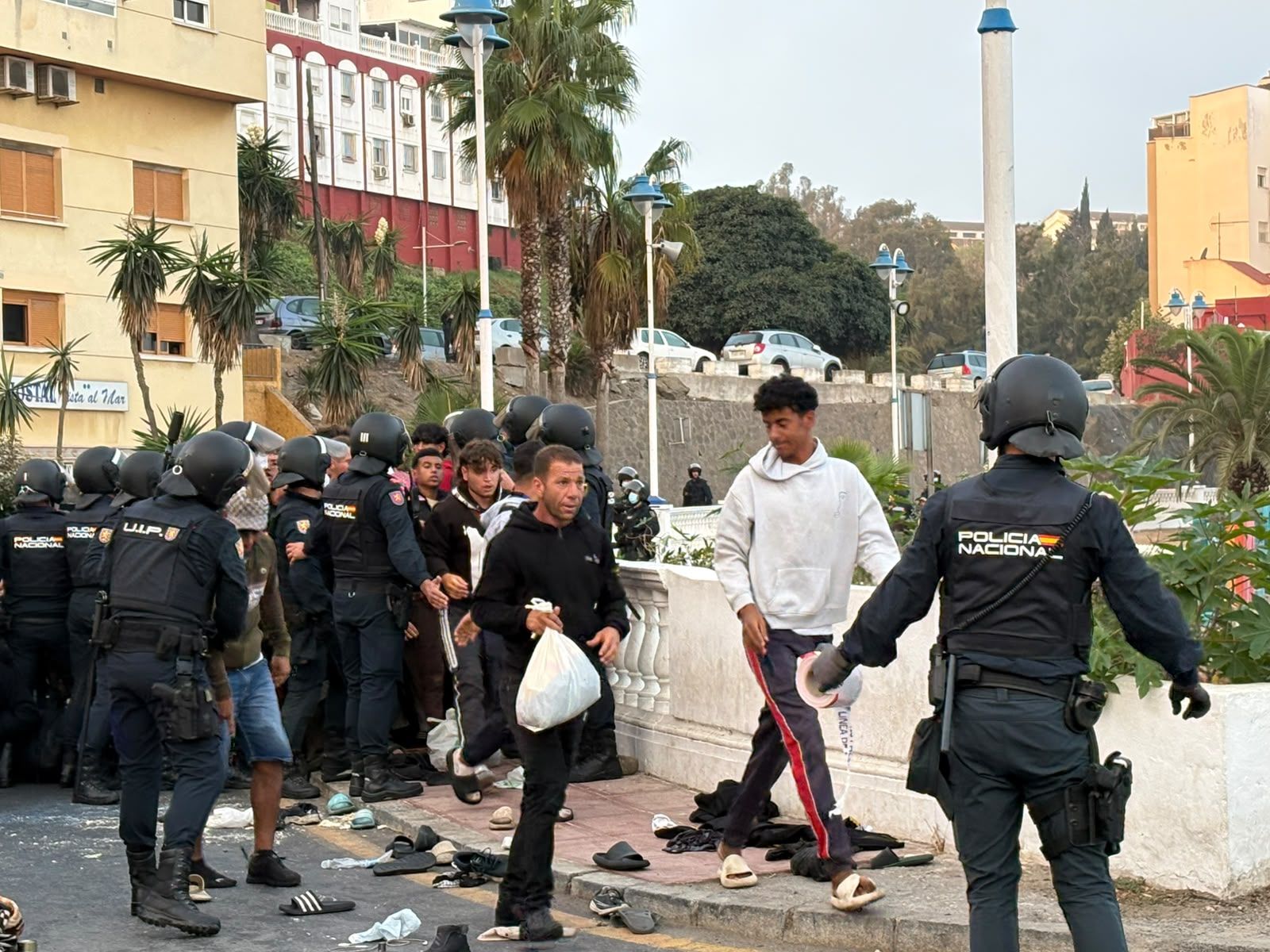 Tenso traslado  de más de  3.000 migrantes de las playas de Ceuta a un nuevo centro temporal