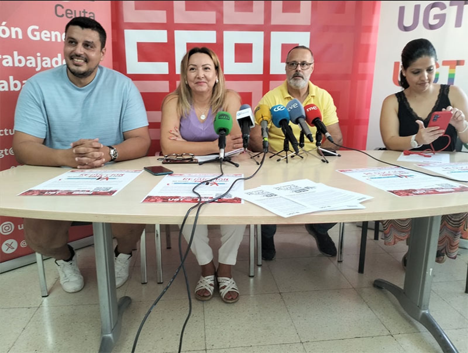 Los secretarios generales de UGT, Yolanda Aparicio, y CCOO, Ángel Lara, (ambos en el centro de la imagen) durante una rueda de prensa