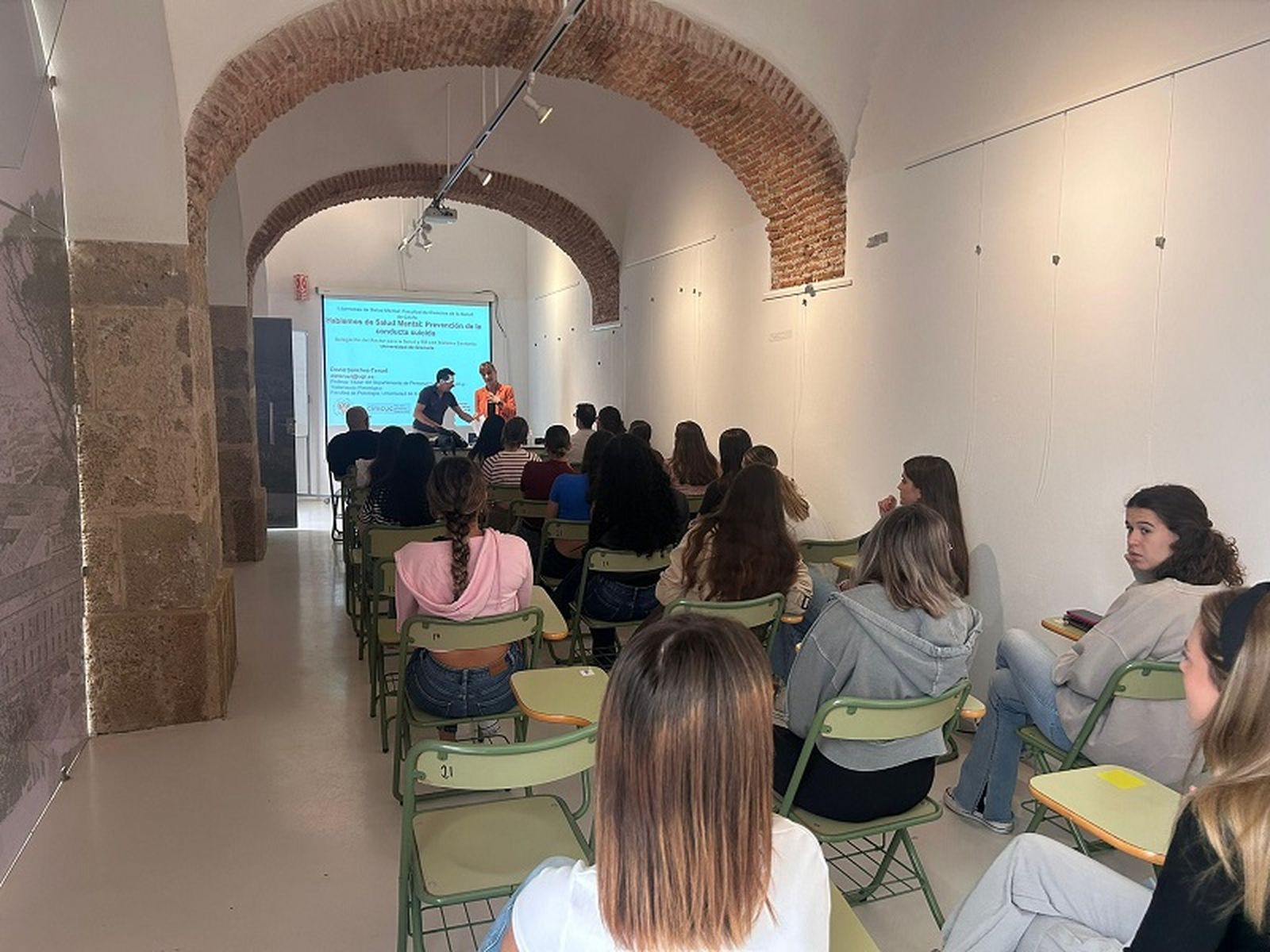 Los alumnos de la Facultad de Ciencias de la Salud de Ceuta, en su mayoría de Enfermería en el taller sobre prevención de la conducta suicida | FOTO E.A.Z.