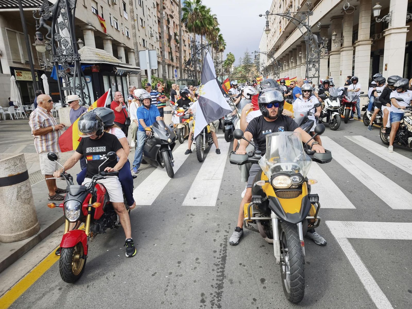 Cientos de motoristas se manifiestan por las calles de Ceuta