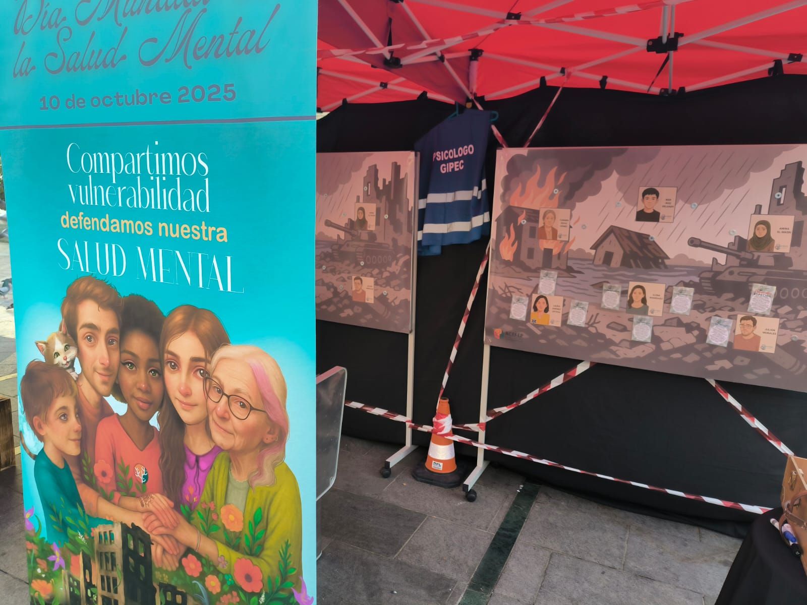 Stand de ACEFEP en la plaza de los Reyes para sensibilizar sobre la salud mental en situaciones de emergencia