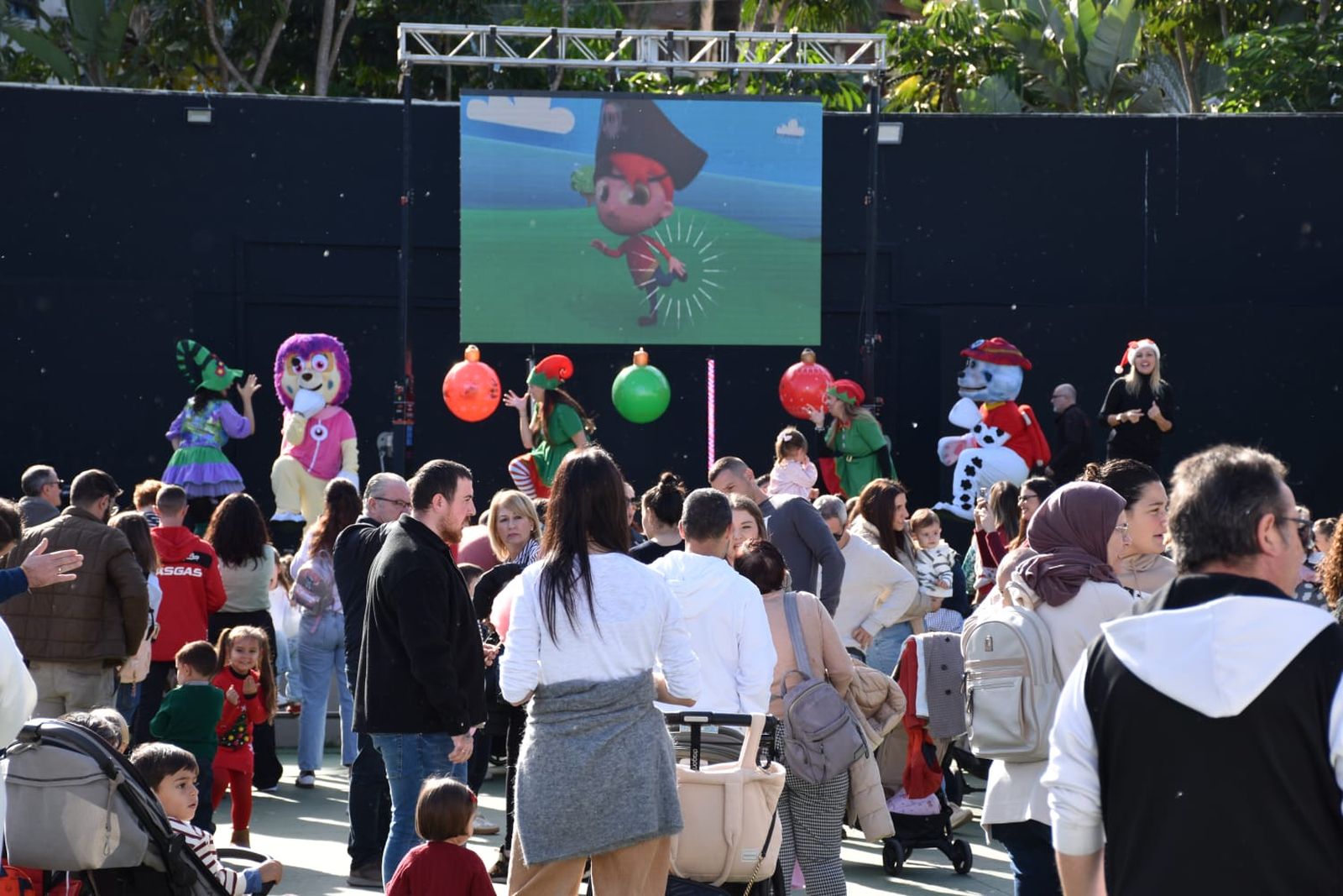 La Navidad llega a la Marina con una fiesta infantil