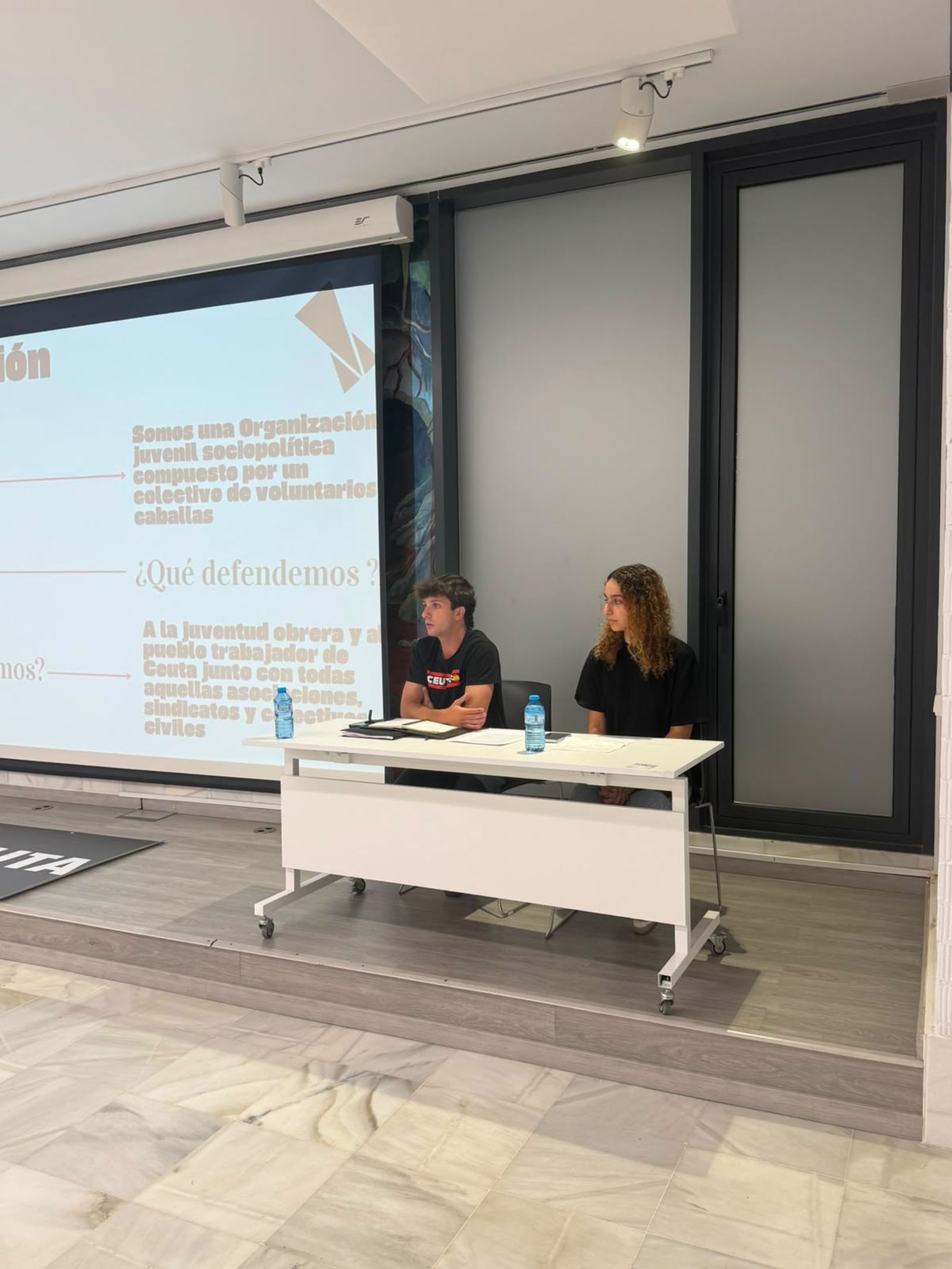 Imagen de la presentación en la biblioteca del Morro de Defiende Ceuta