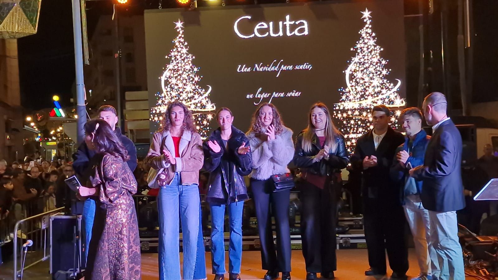 Ceuta da la bienvenida a la Navidad en una noche mágica y llena de luz