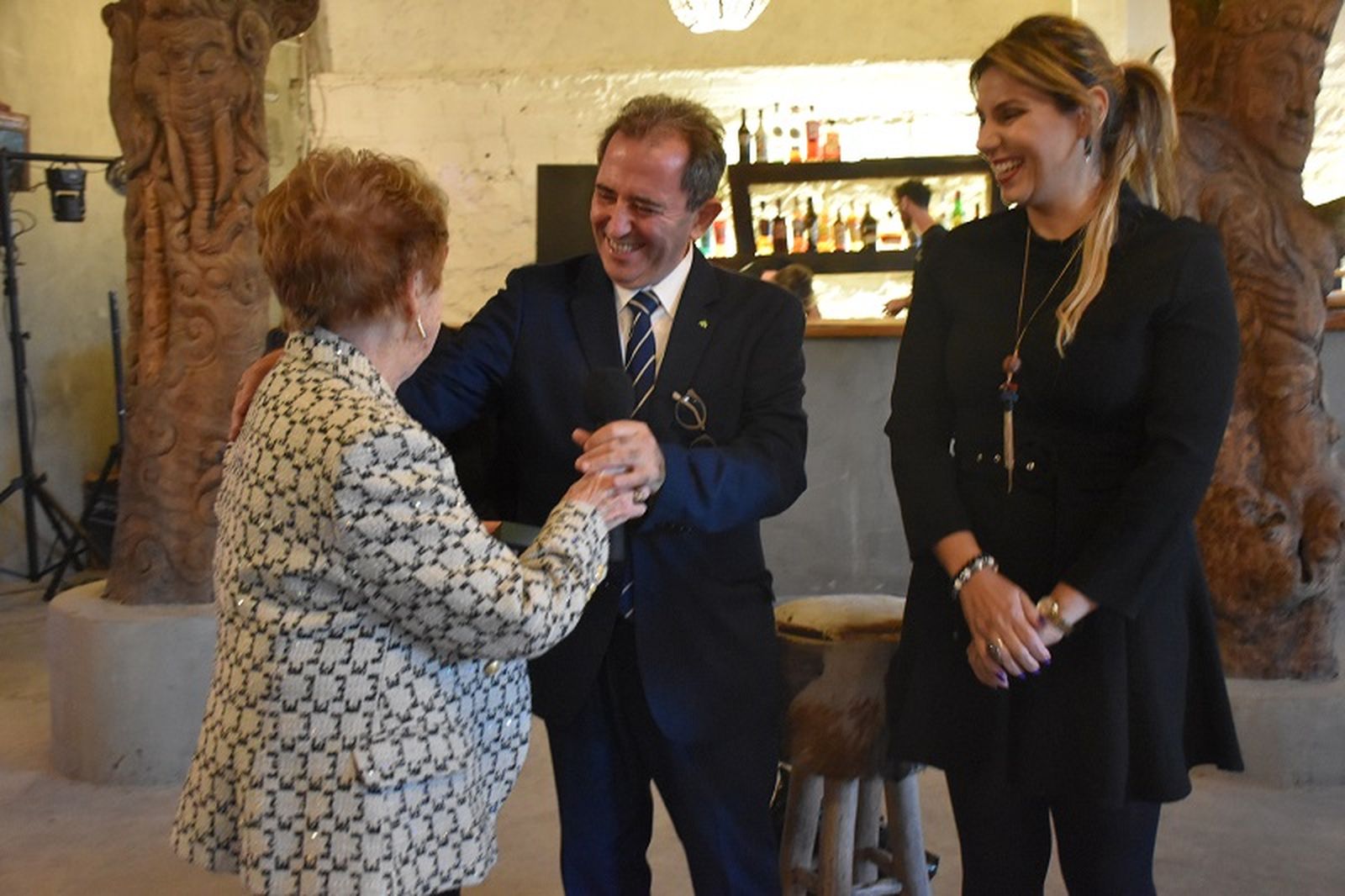 María recibió el reconocimiento de Bidafarma por llevar 25 años perteneciendo a la cooperativa / FOTO G.S. María recibió el reconocimiento de Bidafarma por llevar 25 años perteneciendo a la cooperativa / FOTO G.S.