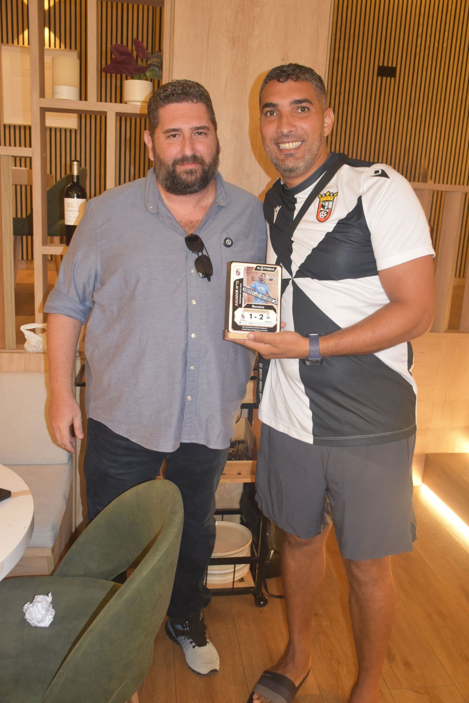 El Pueblo de Ceuta reúne a sus ‘Jugadores nº12’ y convierte su pasión por el Ceuta en cromos