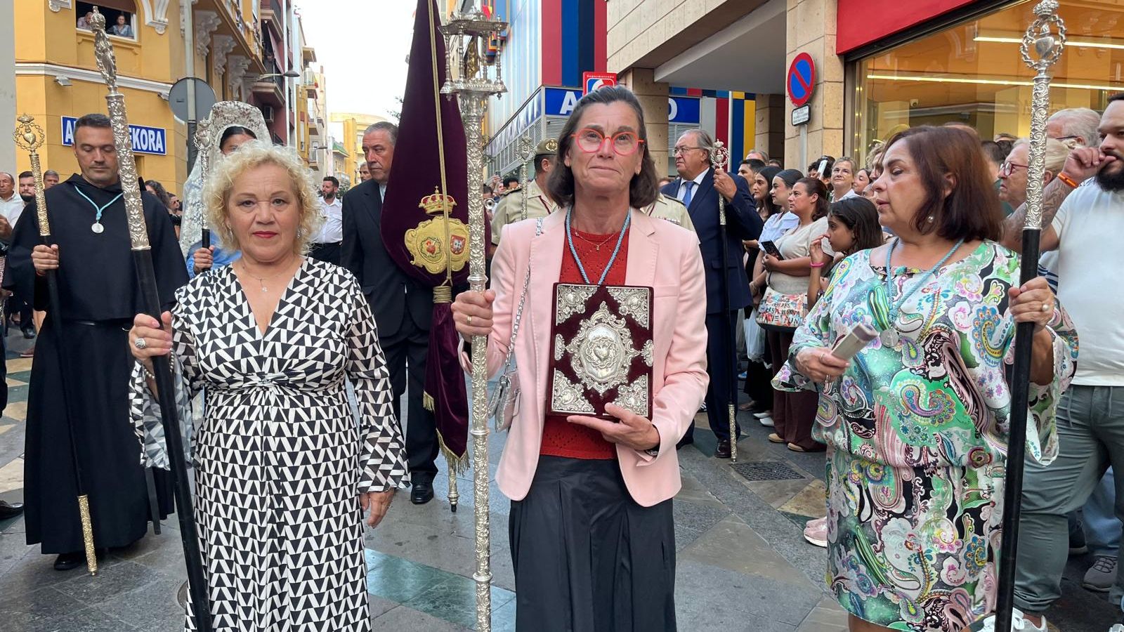 Los Remedios sale a las calles de Ceuta para abrazar y proteger a su pueblo