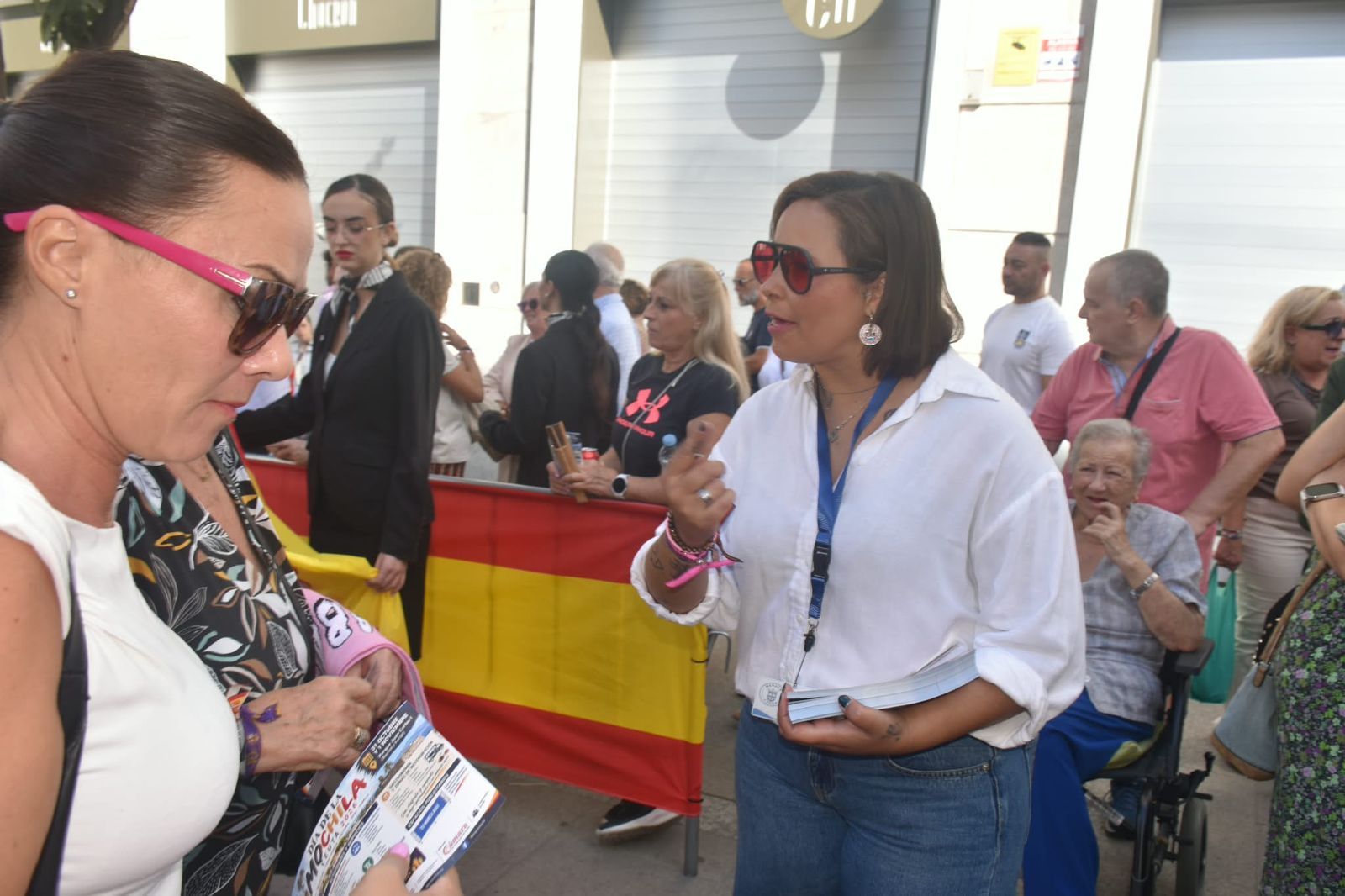 Multitud de ceutíes juran bandera de manera simbólica para mostrar su pertenencia a España