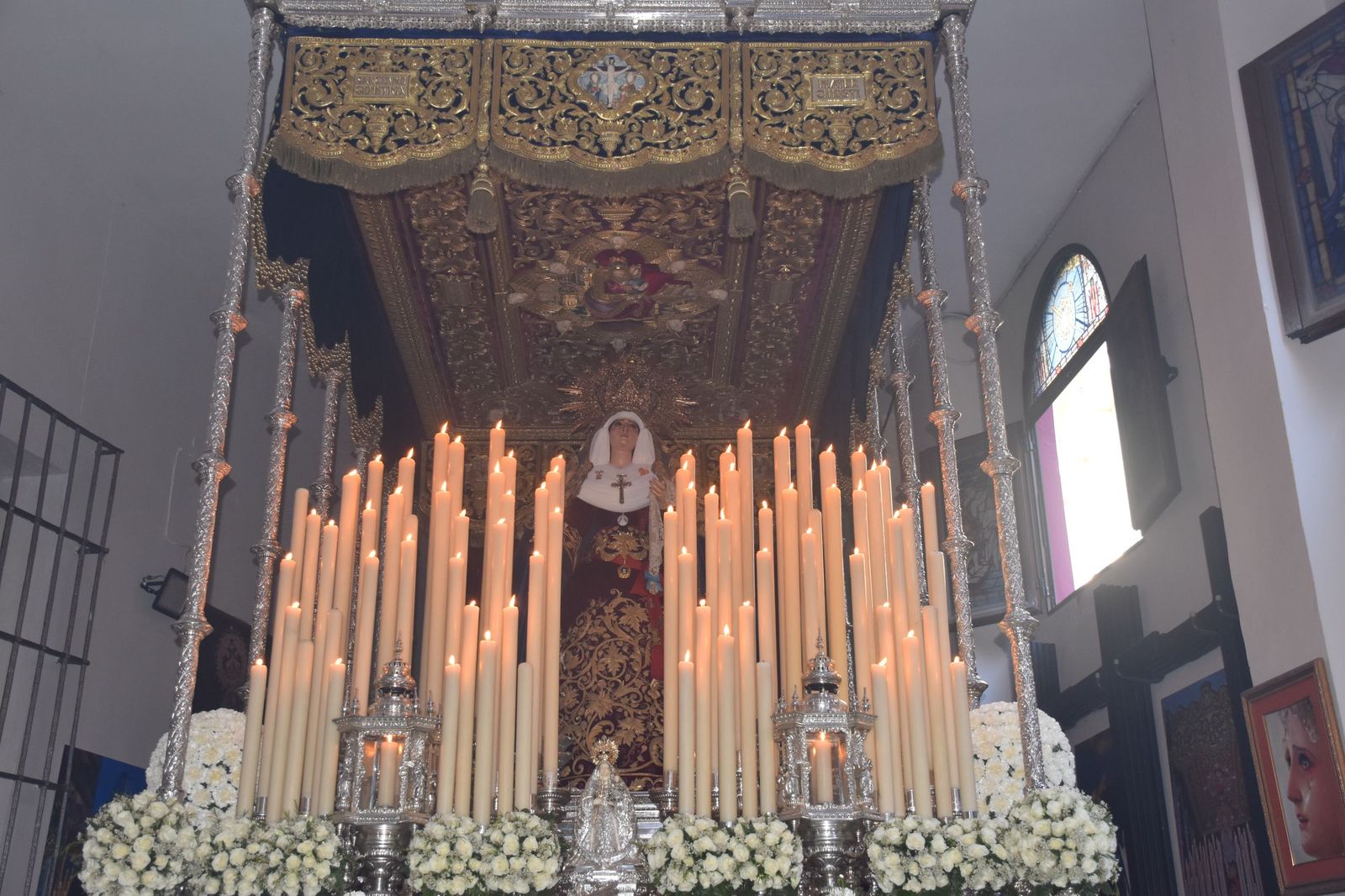 Aroma cofrade y estudiantil: Las Penas reina en el Jueves Santo