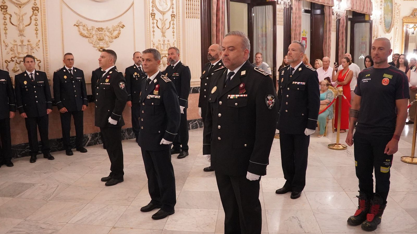 Policías locales y bombero que han promocionado este jueves en el Salón del Trono