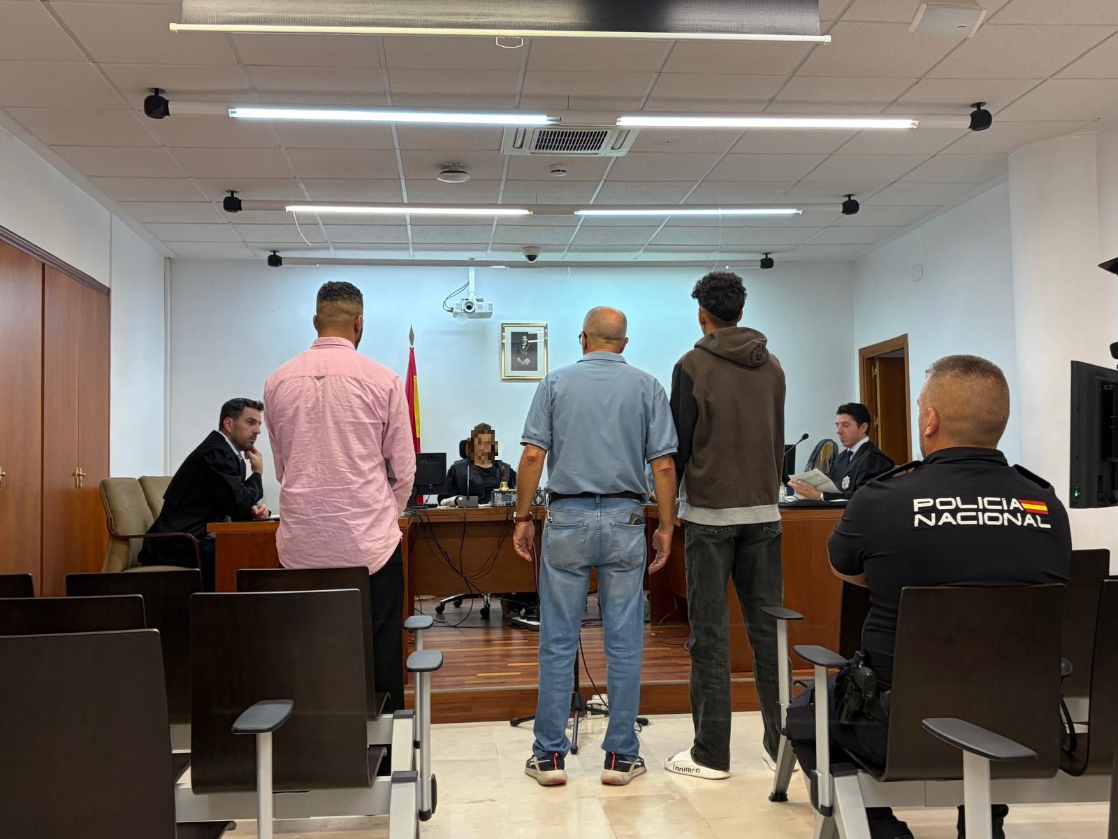 Los dos marroquíes condenados; a la derecha, el que cruzó a nado a Ceuta en julio.