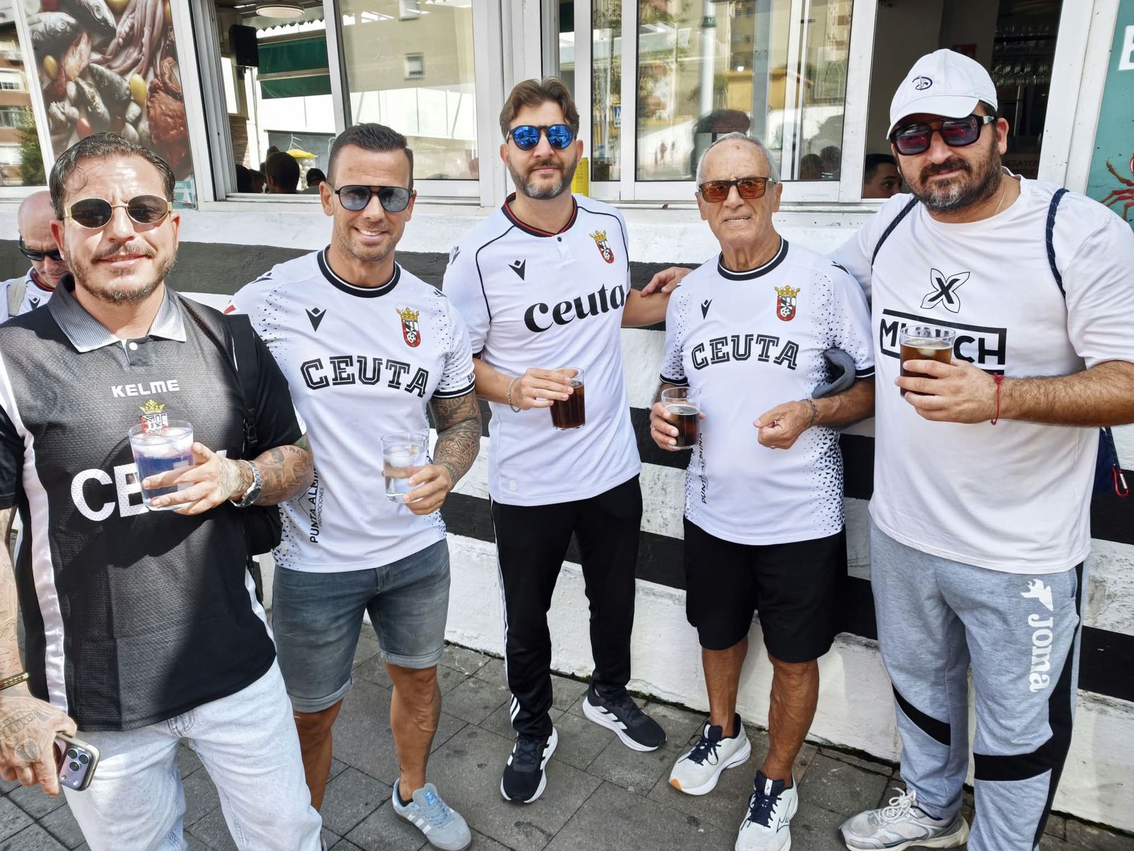 Aficionados en la previa del partido ante el Sabadell