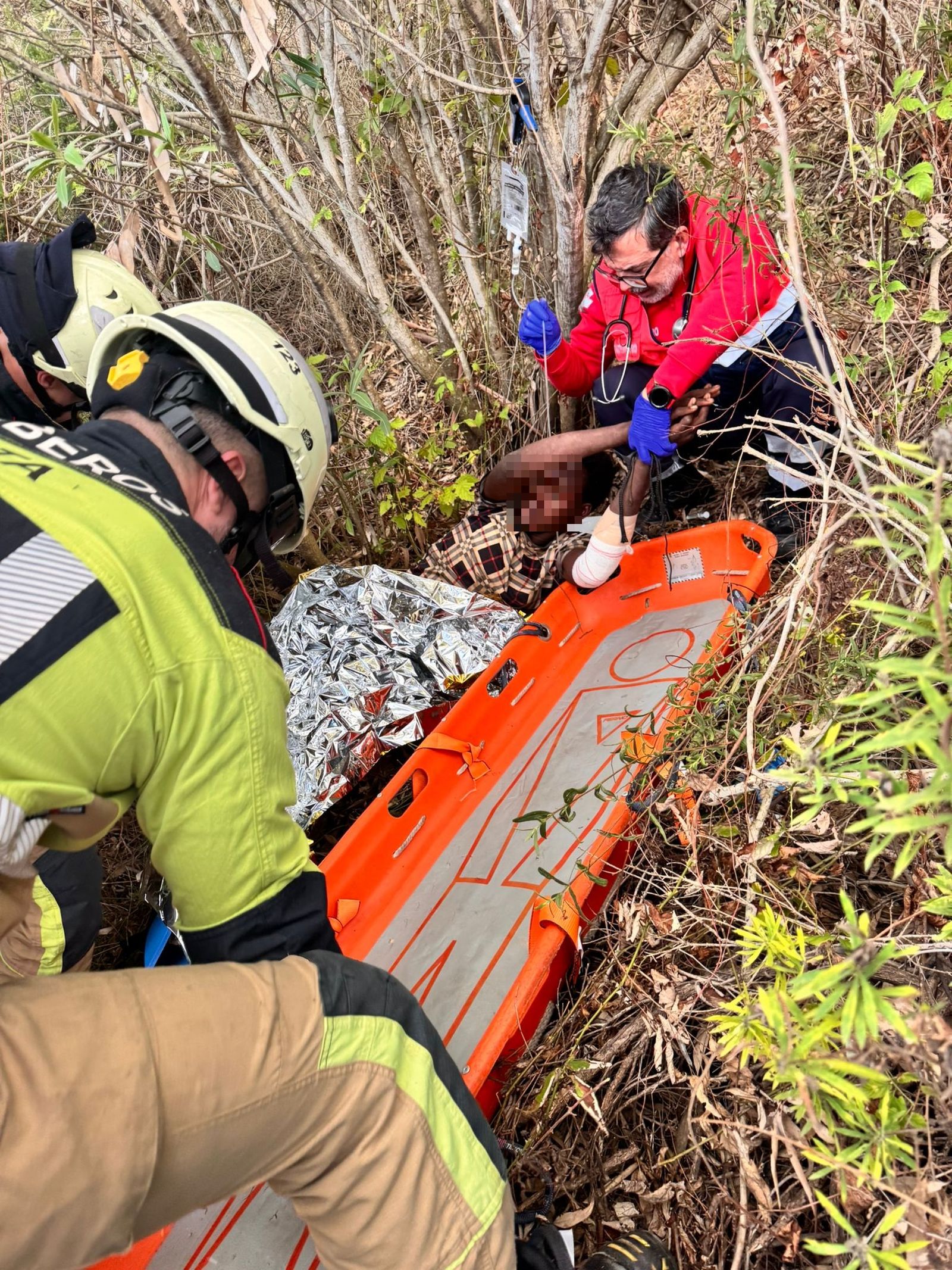 El 061 y Bomberos asisten al joven sudanés herido tras saltar la valla