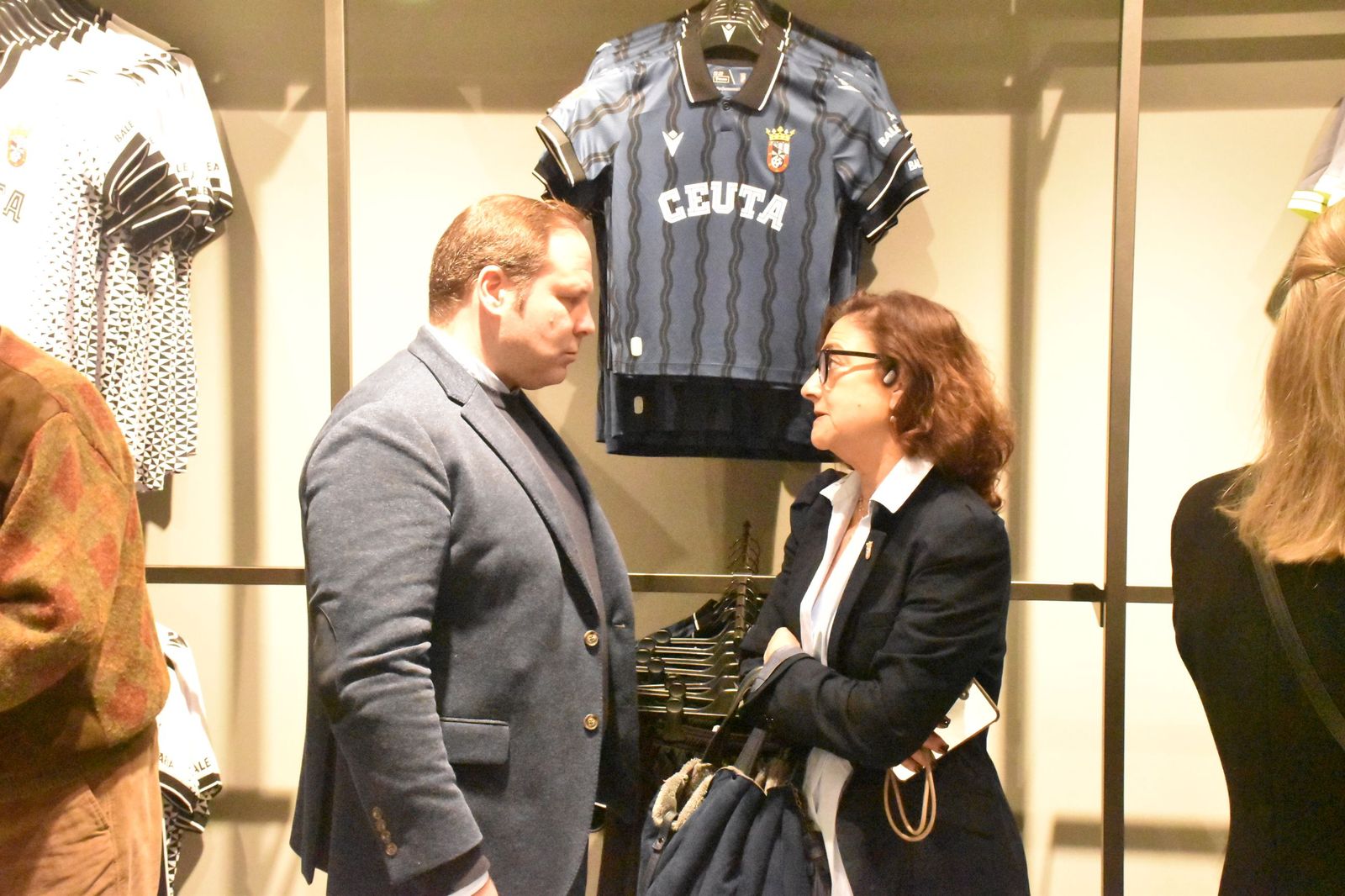 La AD Ceuta inaugura su nueva tienda con la presencia de Vivas y Luhay