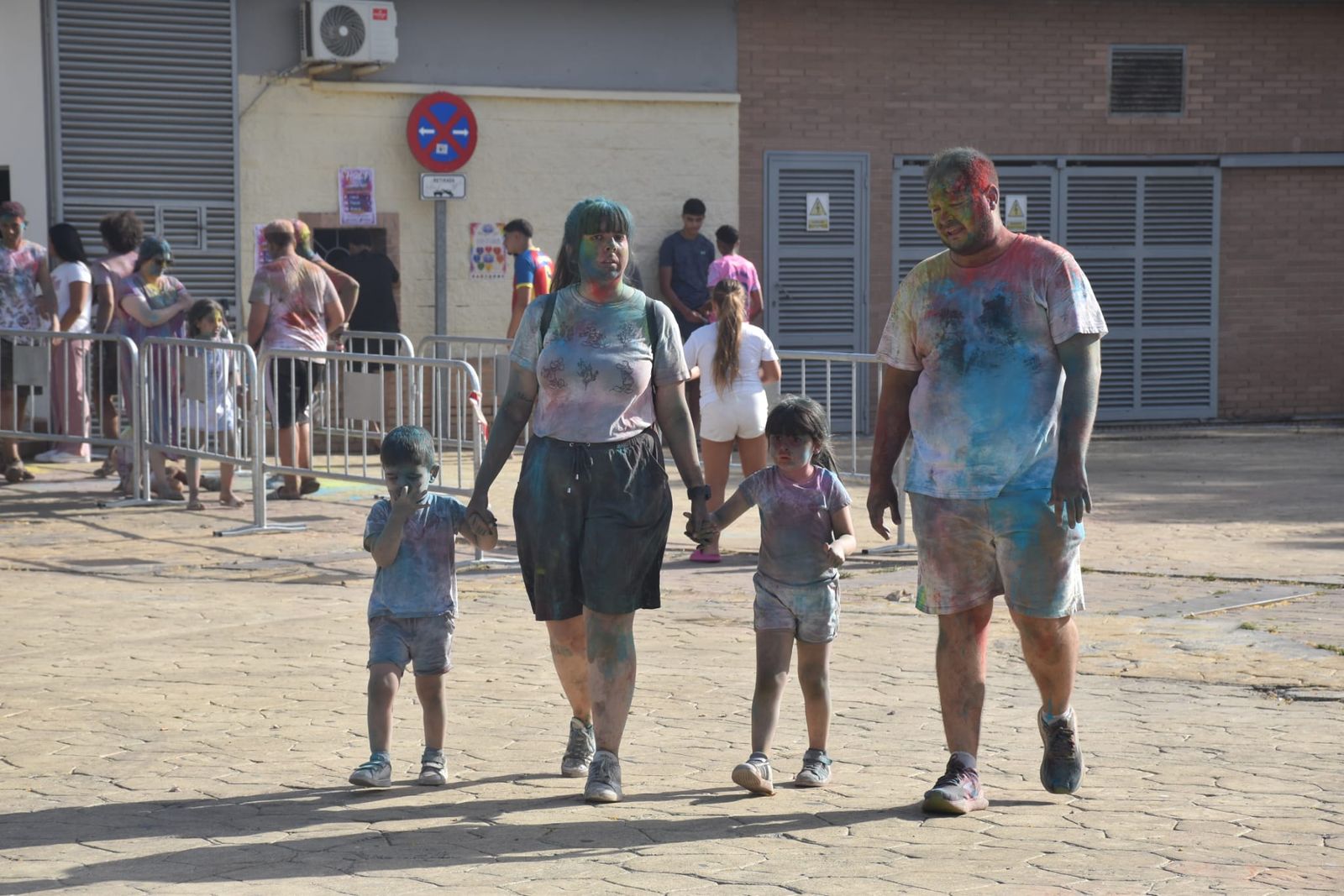 El Holi vuelve a teñir Ceuta de color por la solidaridad y el amor